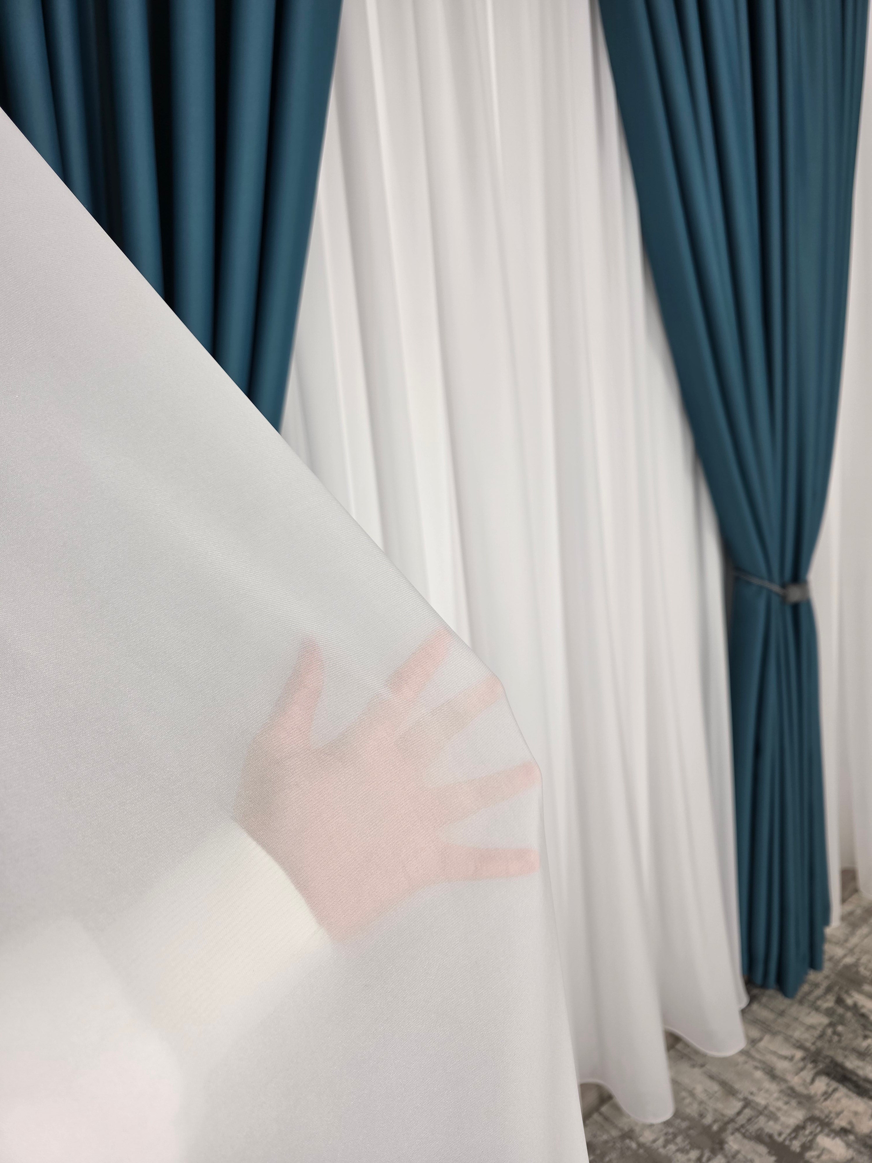 Colectia Blackout: Perdea Matase Alba Si Draperie Turcoaz Blackout 98%