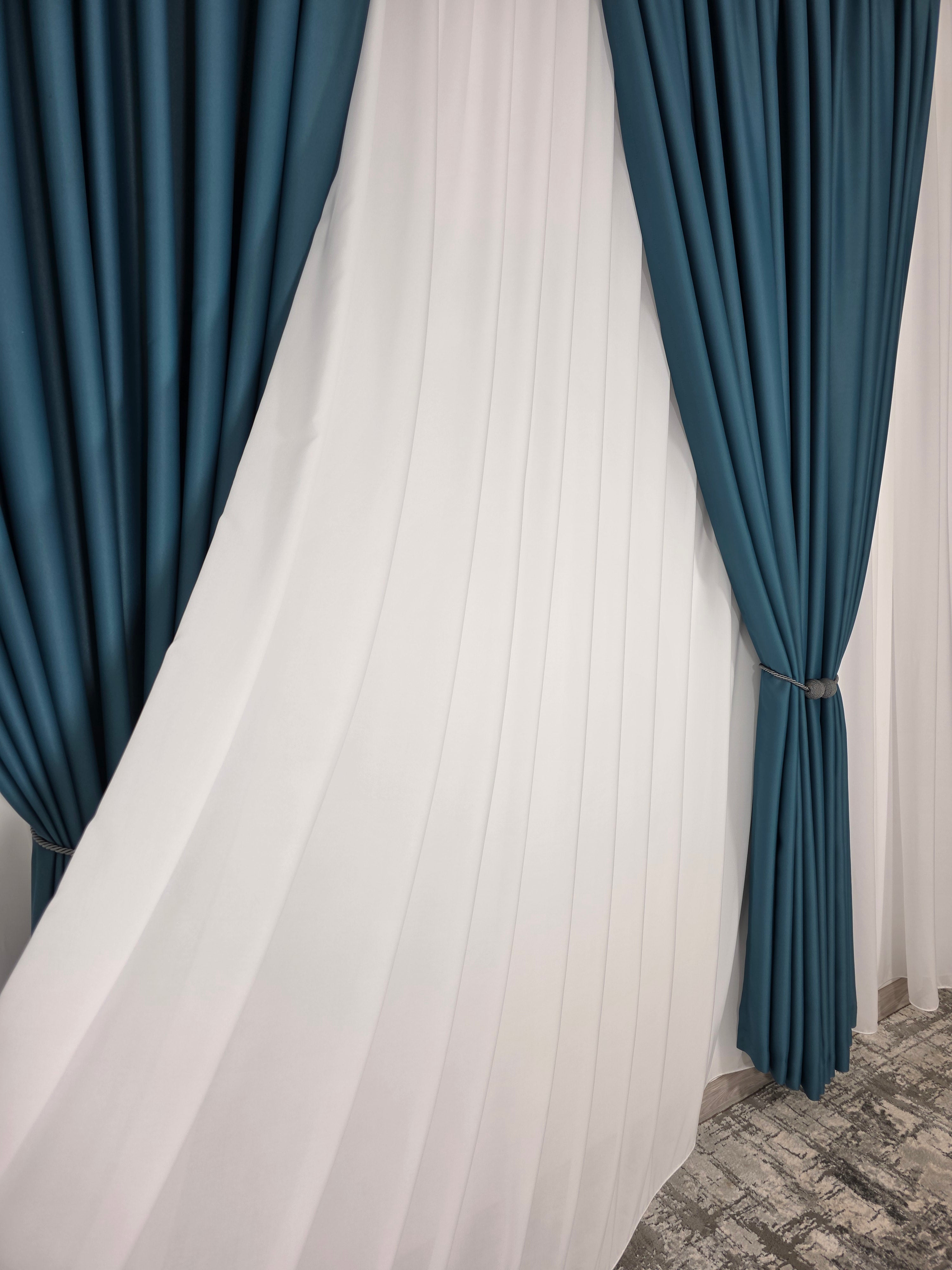 Colectia Blackout: Perdea Matase Alba Si Draperie Turcoaz Blackout 98%