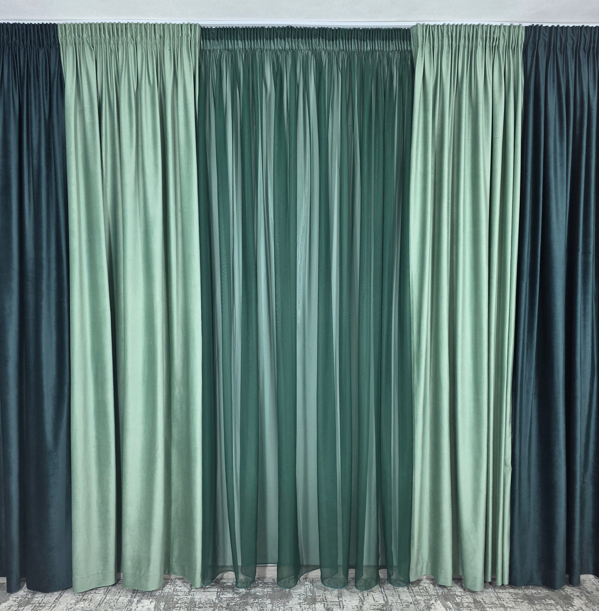 Colectia velvet duo: perdea voal verde Smarald si draperie catifea in doua culori verde Menta cu verde onix