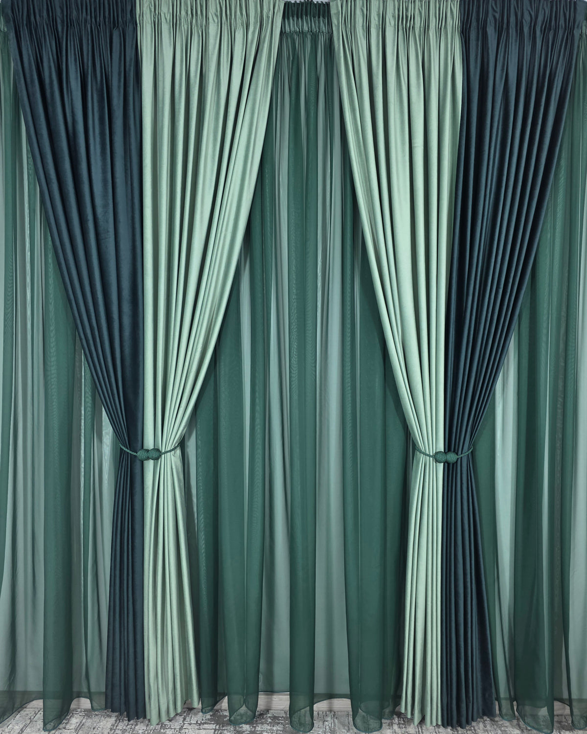 Colectia velvet duo: perdea voal verde Smarald si draperie catifea in doua culori verde Menta cu verde onix
