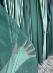 Perdea Voal Verde Smarald pentru Living si Dormitor cu Mobilier Crem si Lemn Natur, Material Usor 100% Poliester, Confectionata la Comanda Casablanca Magazin