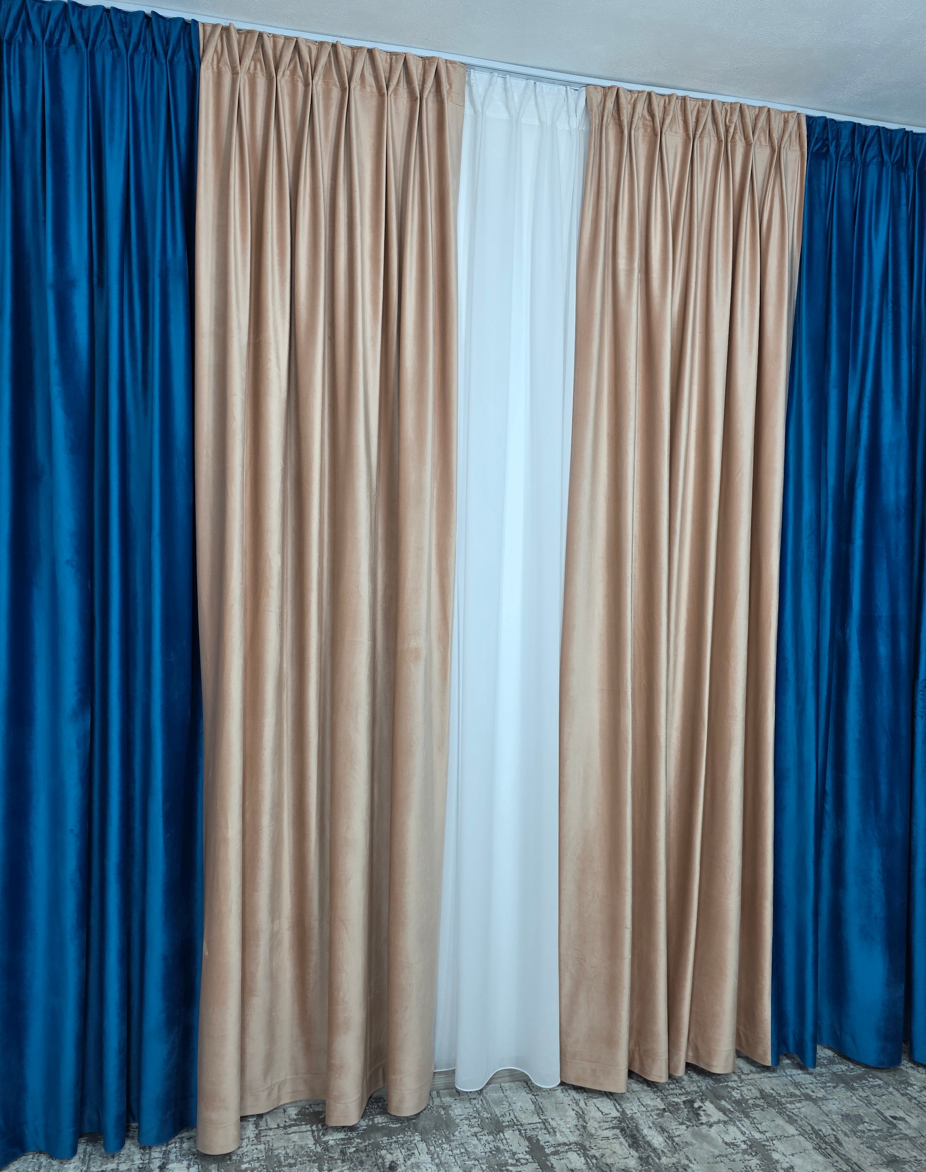 Colectia Velvet Duo: Perdea Matase Alb Imaculat și Draperie Catifea in doua culori roz pal cu turcoaz
