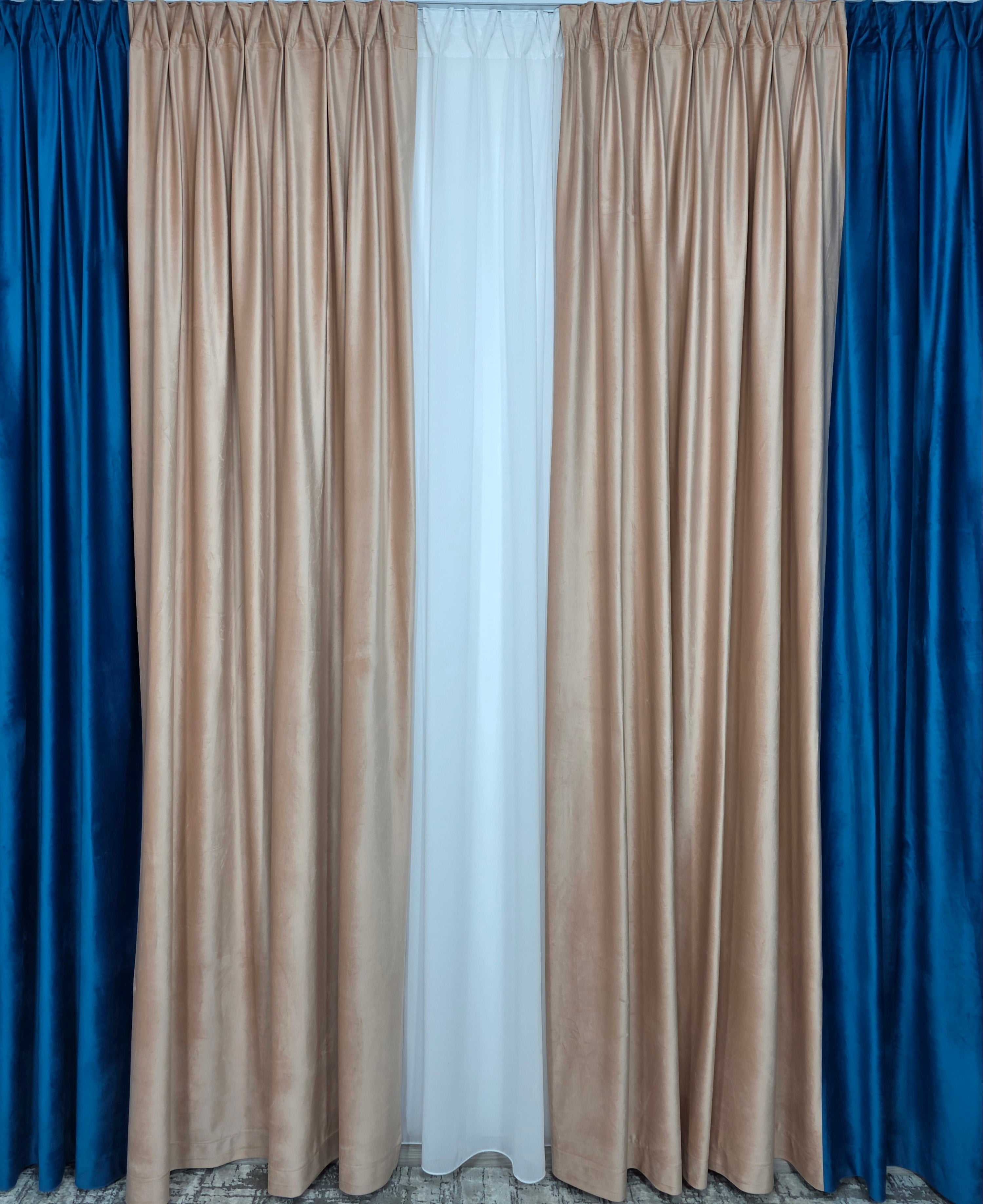 Colectia Velvet Duo: Perdea Matase Alb Imaculat și Draperie Catifea in doua culori roz pal cu turcoaz