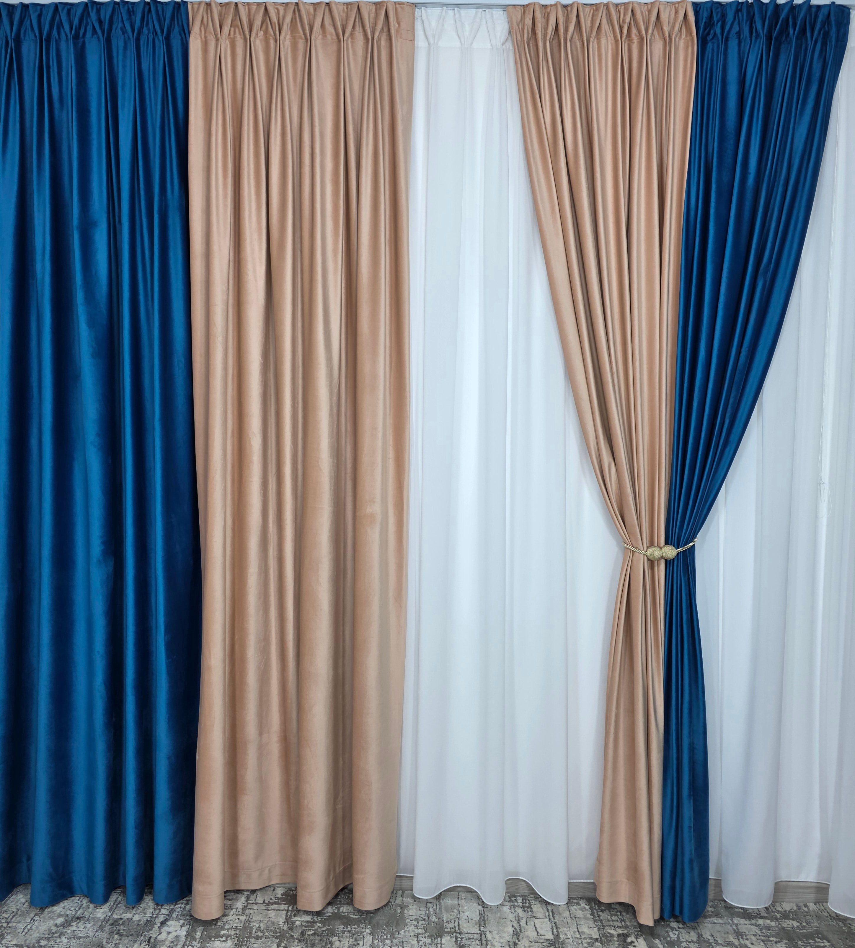 Colectia Velvet Duo: Perdea Matase Alb Imaculat și Draperie Catifea in doua culori roz pal cu turcoaz