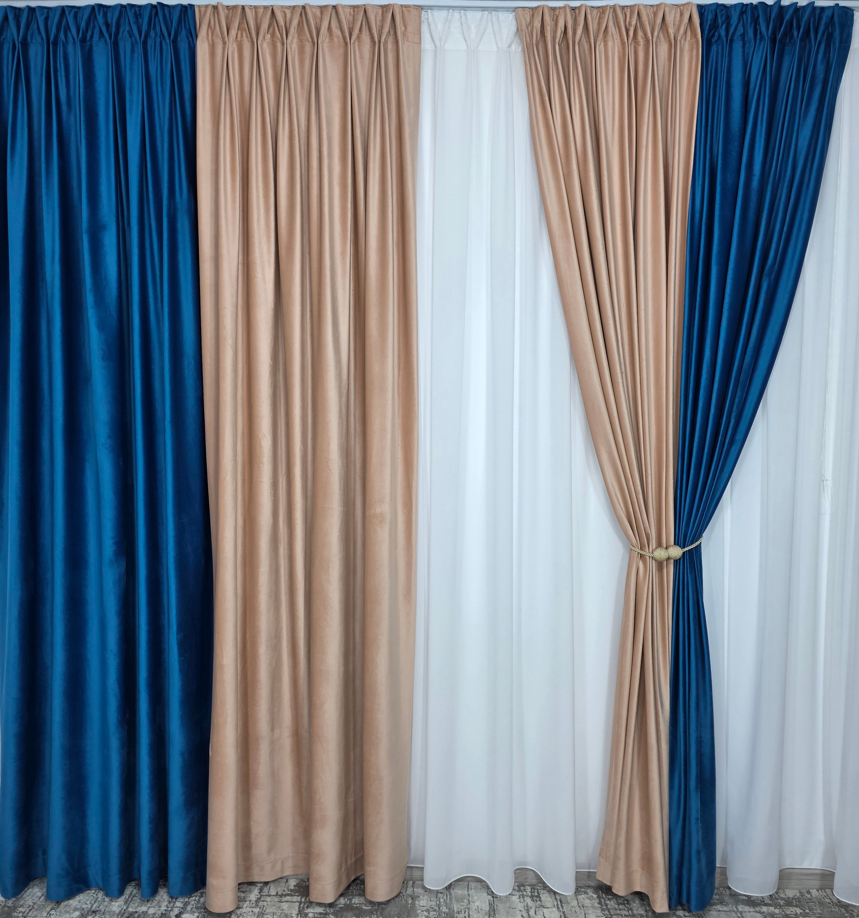 Colectia Velvet Duo: Perdea Matase Alb Imaculat și Draperie Catifea in doua culori roz pal cu turcoaz