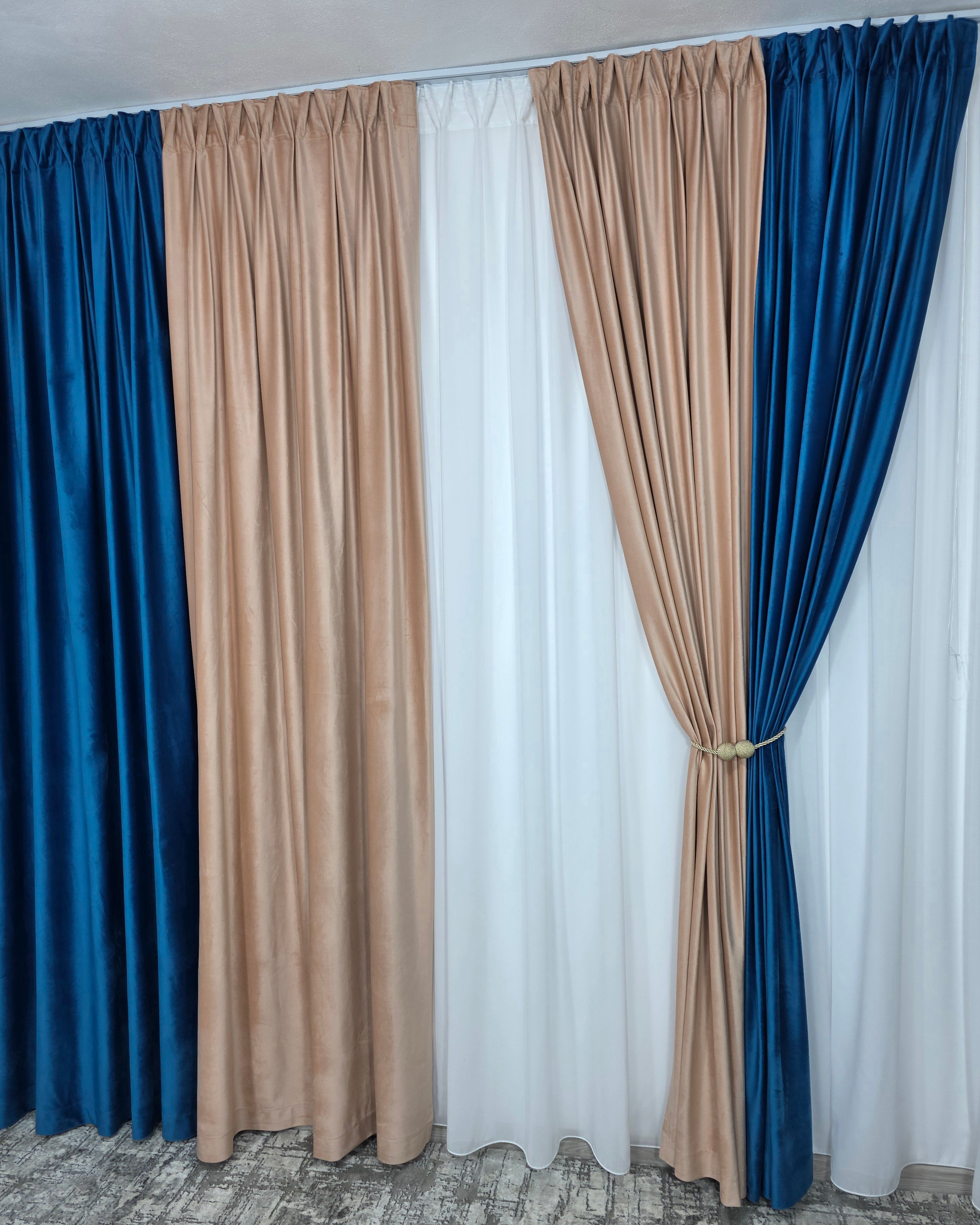 Colectia Velvet Duo: Perdea Matase Alb Imaculat și Draperie Catifea in doua culori roz pal cu turcoaz