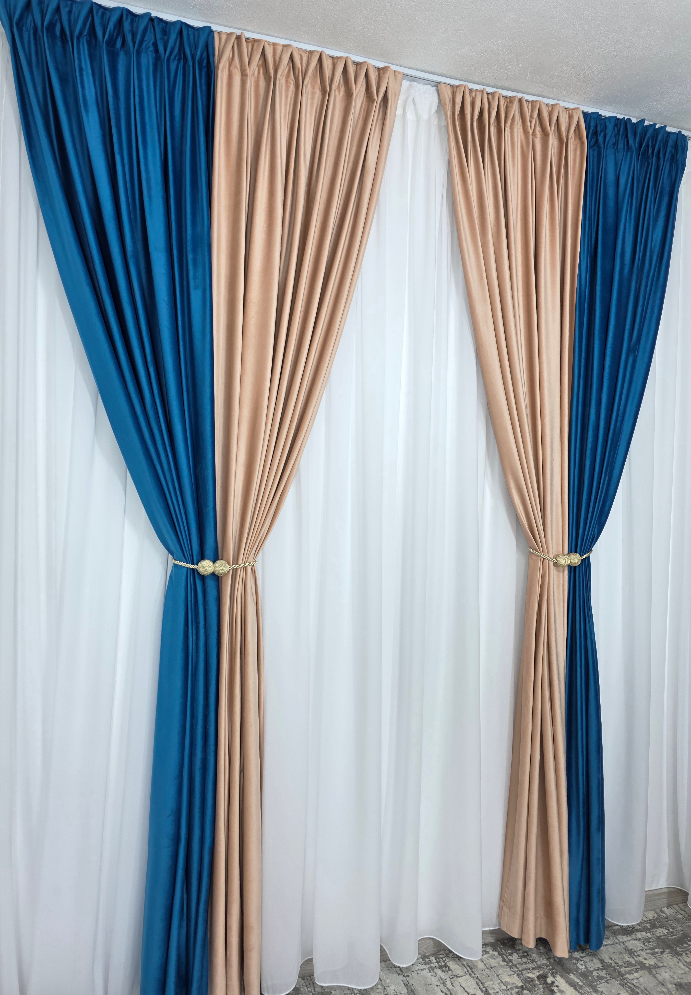 Colectia Velvet Duo: Perdea Matase Alb Imaculat și Draperie Catifea in doua culori roz pal cu turcoaz