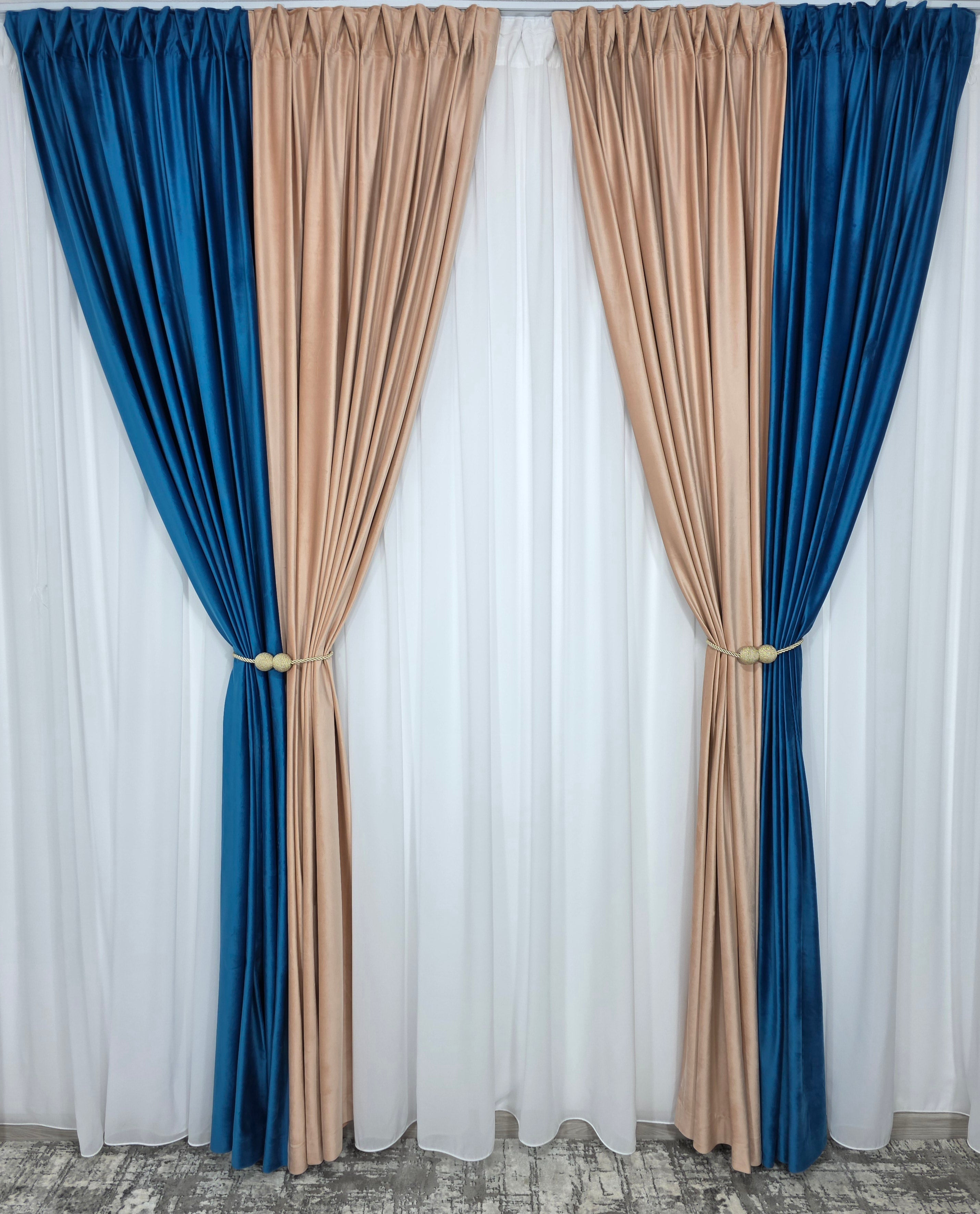 Colectia Velvet Duo: Perdea Matase Alb Imaculat și Draperie Catifea in doua culori roz pal cu turcoaz