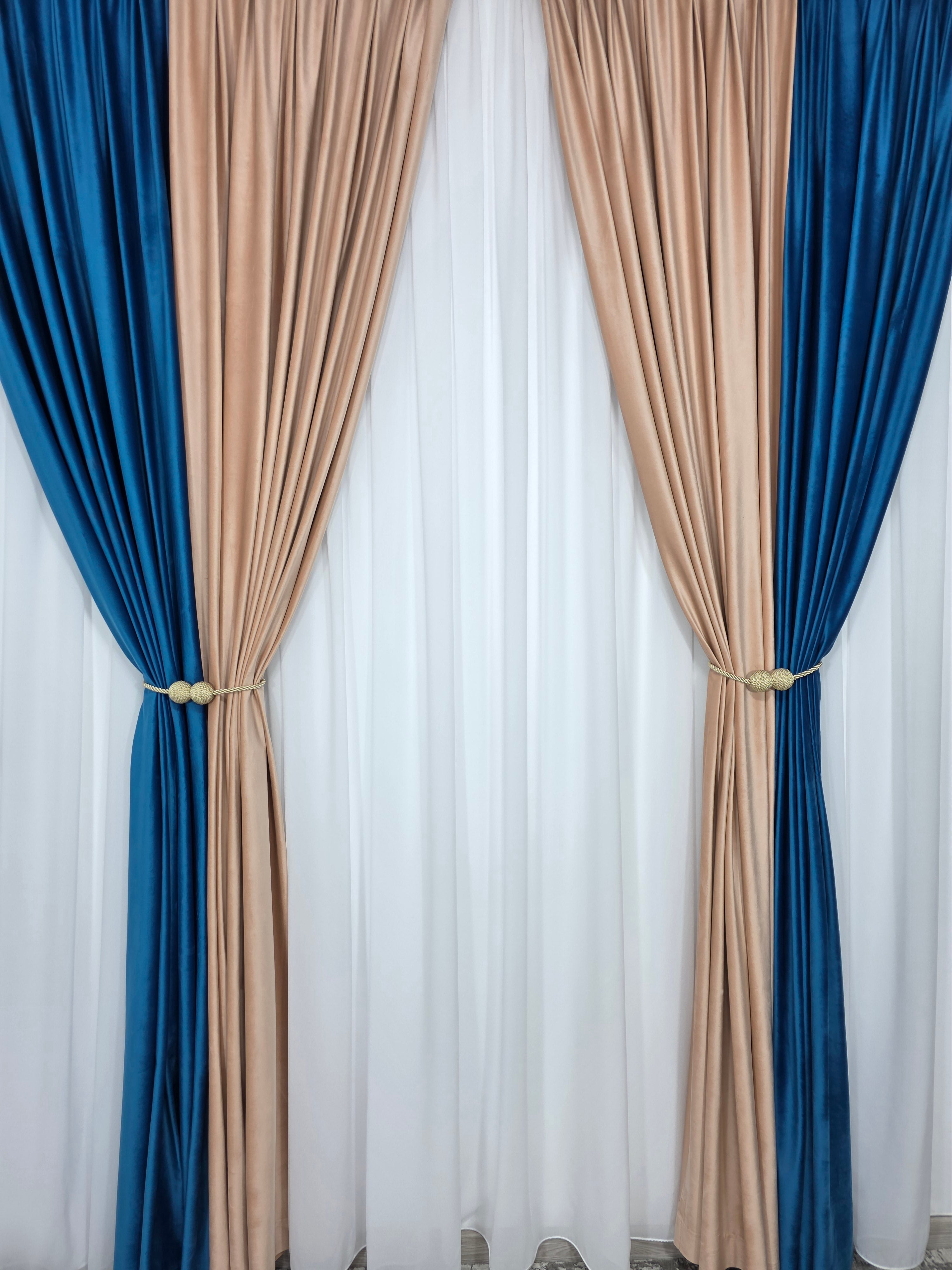 Colectia Velvet Duo: Perdea Matase Alb Imaculat și Draperie Catifea in doua culori roz pal cu turcoaz