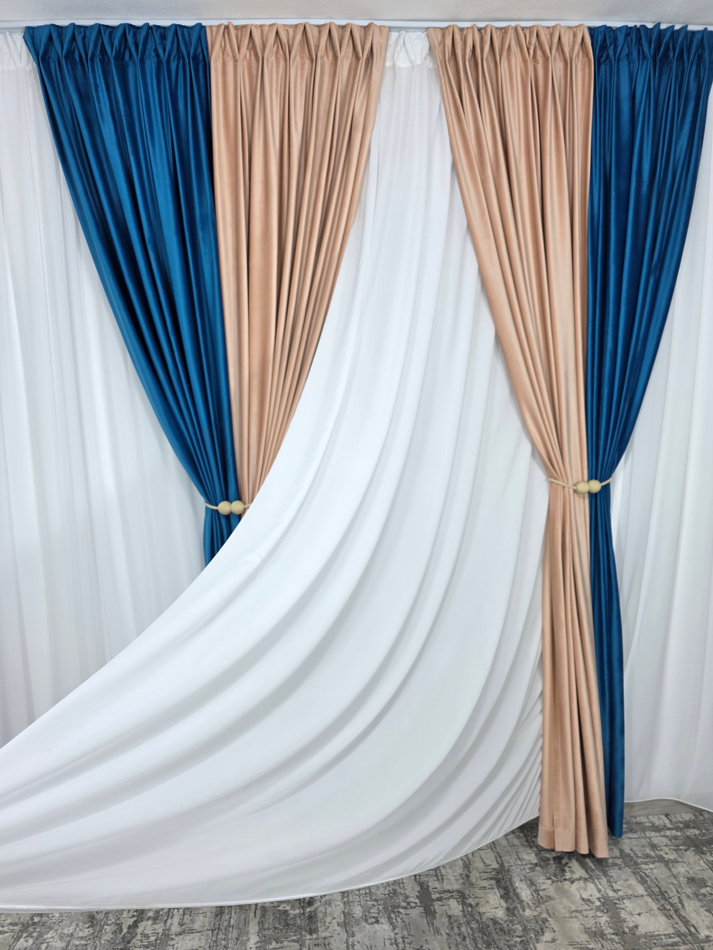 Colectia Velvet Duo: Perdea Matase Alb Imaculat și Draperie Catifea in doua culori roz pal cu turcoaz