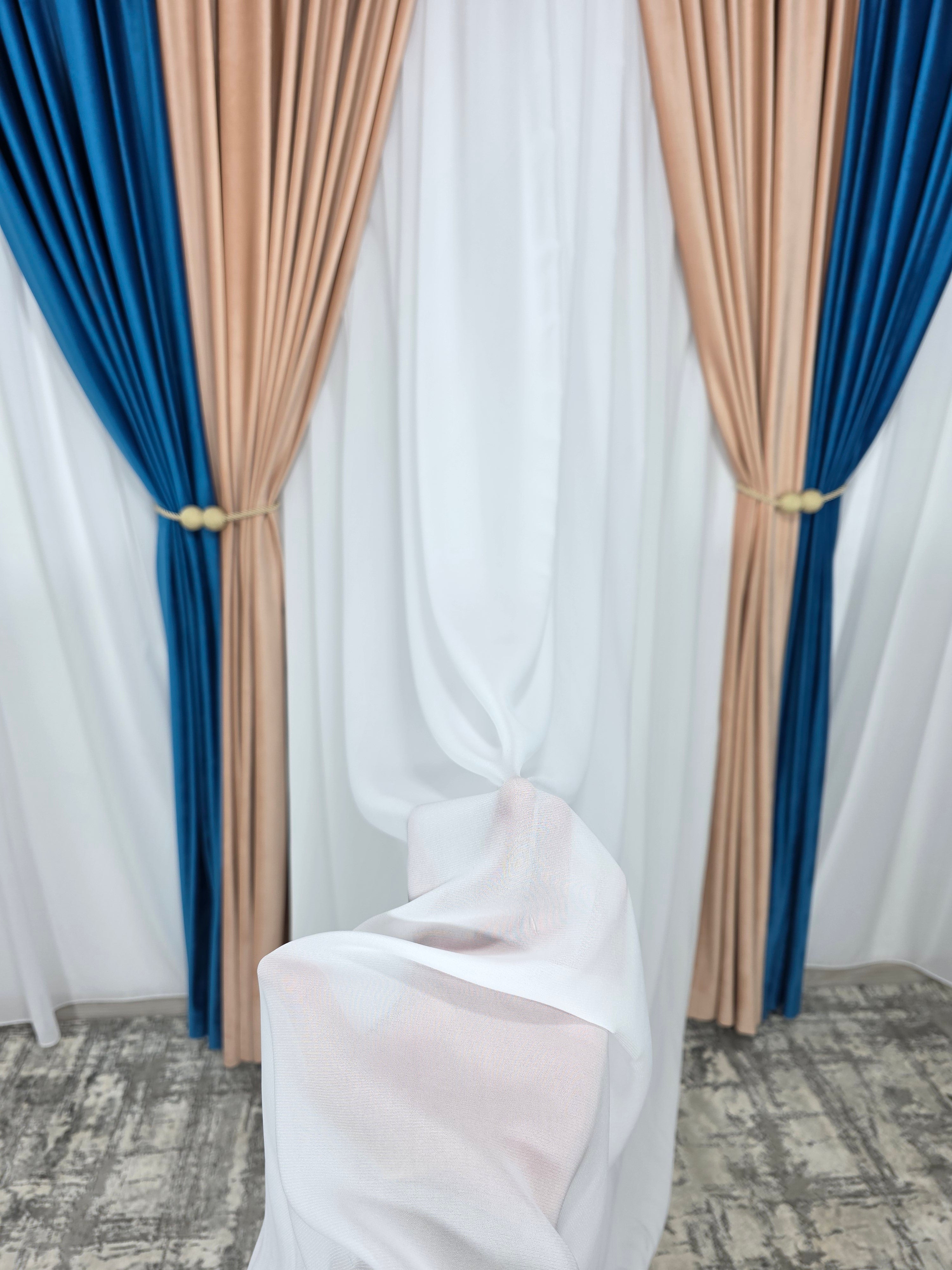 Colectia Velvet Duo: Perdea Matase Alb Imaculat și Draperie Catifea in doua culori roz pal cu turcoaz