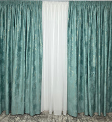 Set Tavi: Perdea Matase Alb Imaculat și Draperie Catifea Verde Menta Cu Insertii Aurii
