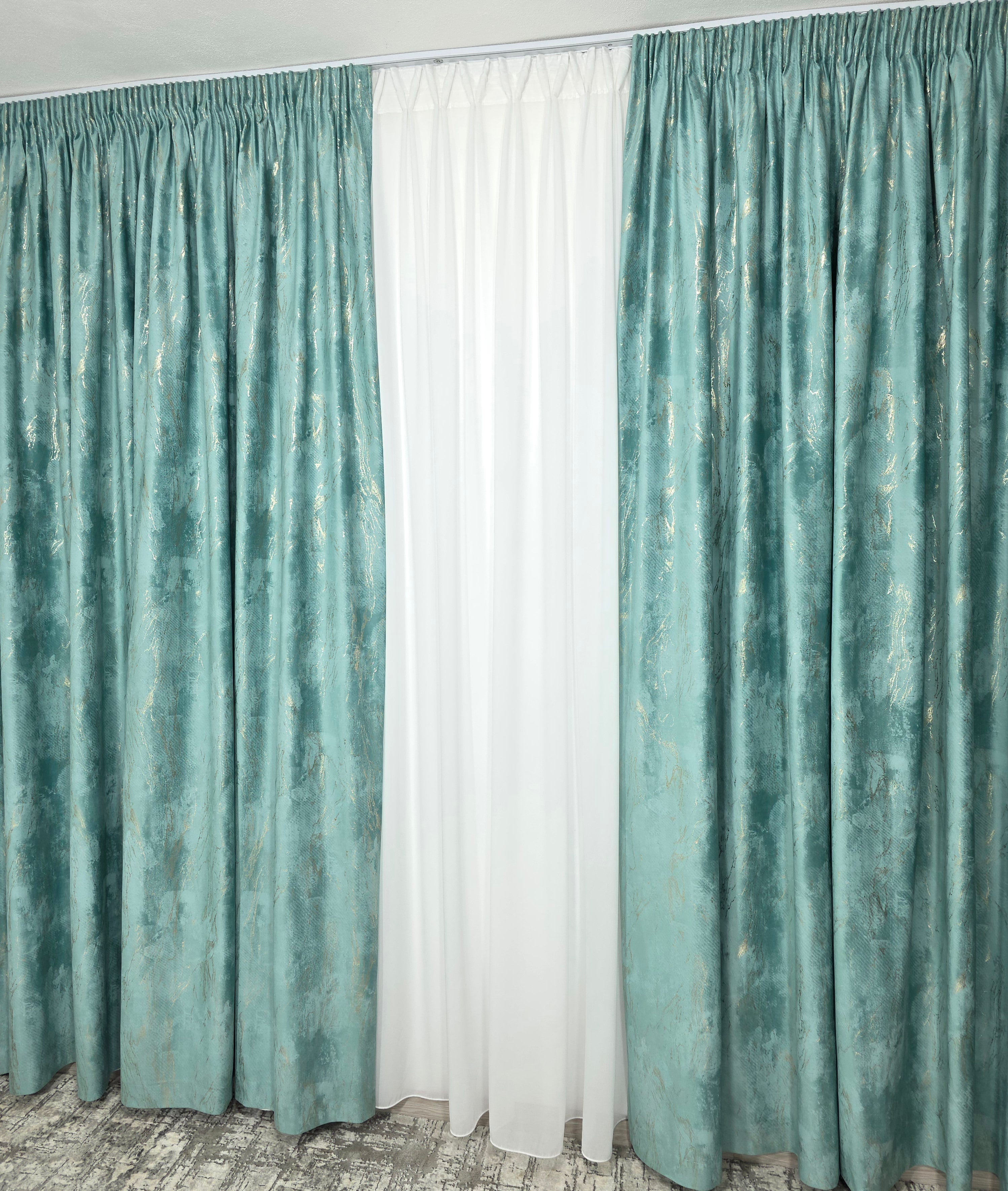 Set Tavi: Perdea Matase Alb Imaculat și Draperie Catifea Verde Menta Cu Insertii Aurii