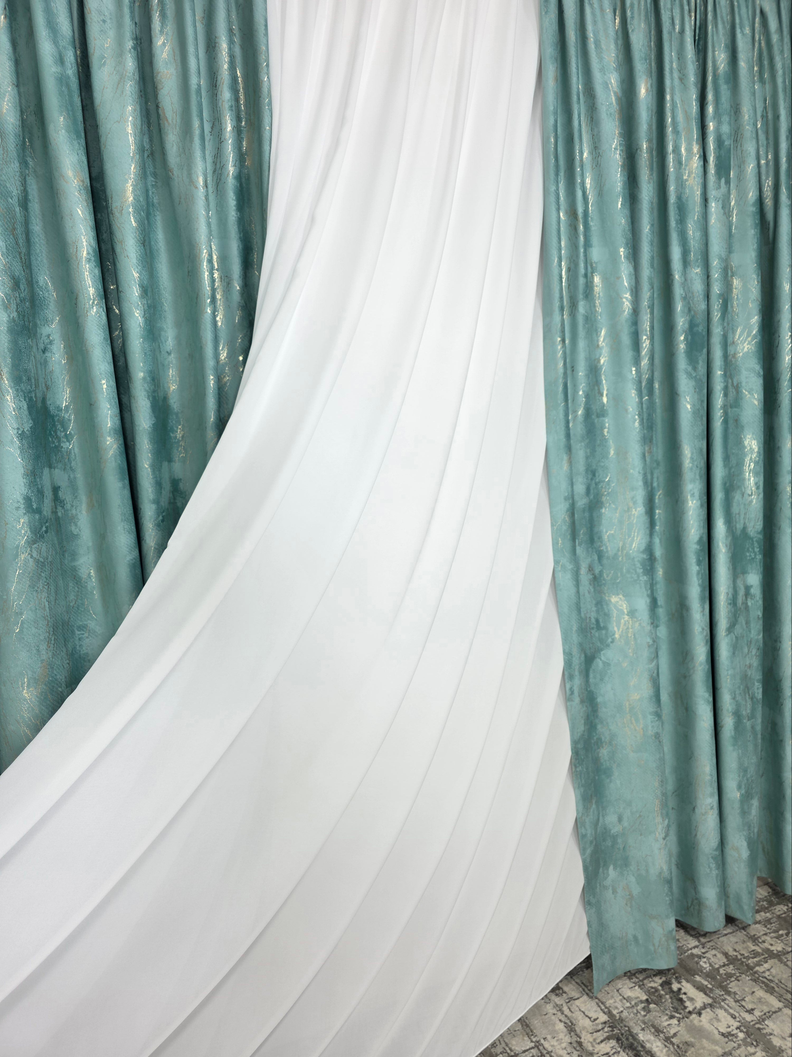 Set Tavi: Perdea Matase Alb Imaculat și Draperie Catifea Verde Menta Cu Insertii Aurii