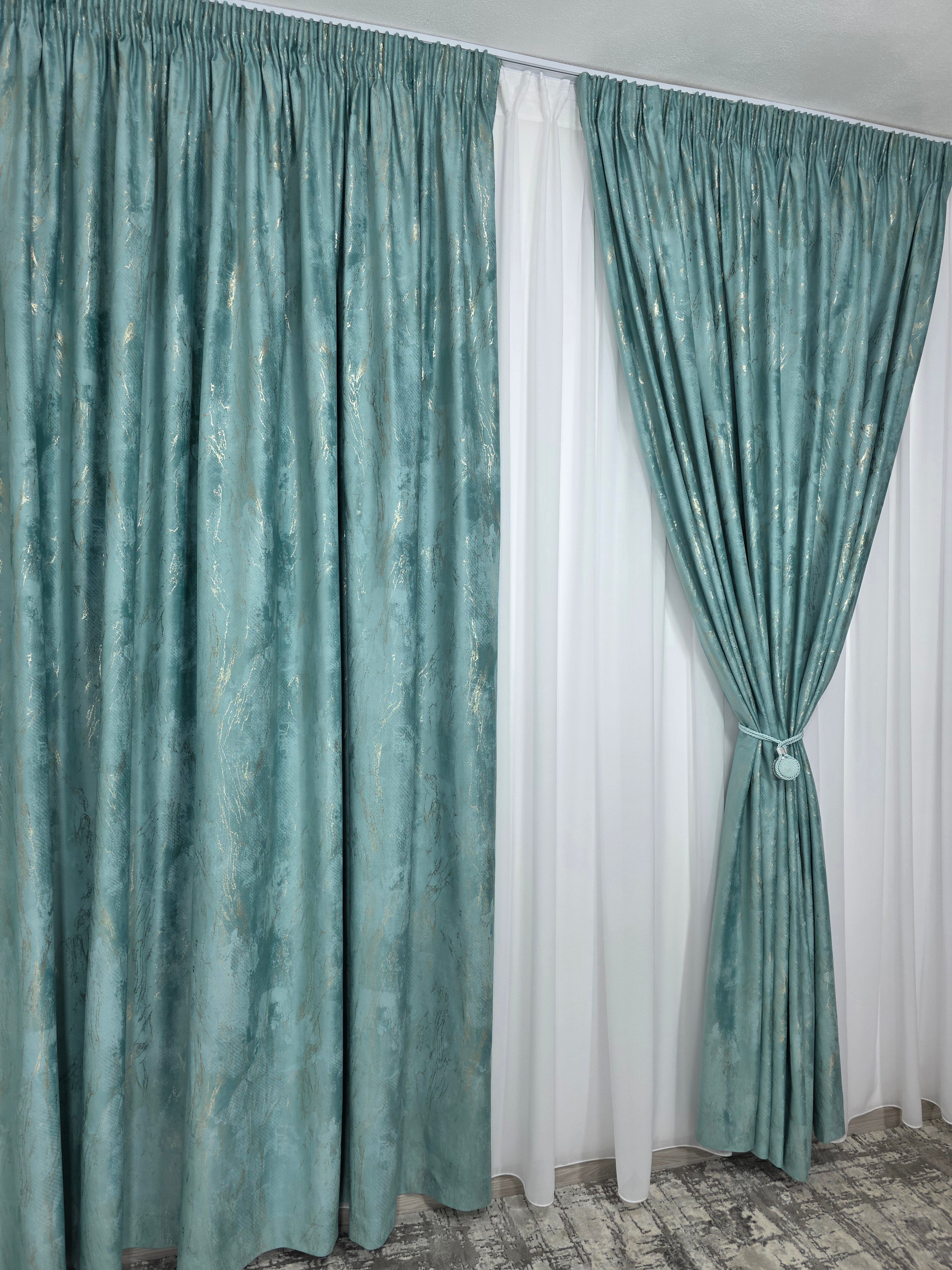 Set Tavi: Perdea Matase Alb Imaculat și Draperie Catifea Verde Menta Cu Insertii Aurii
