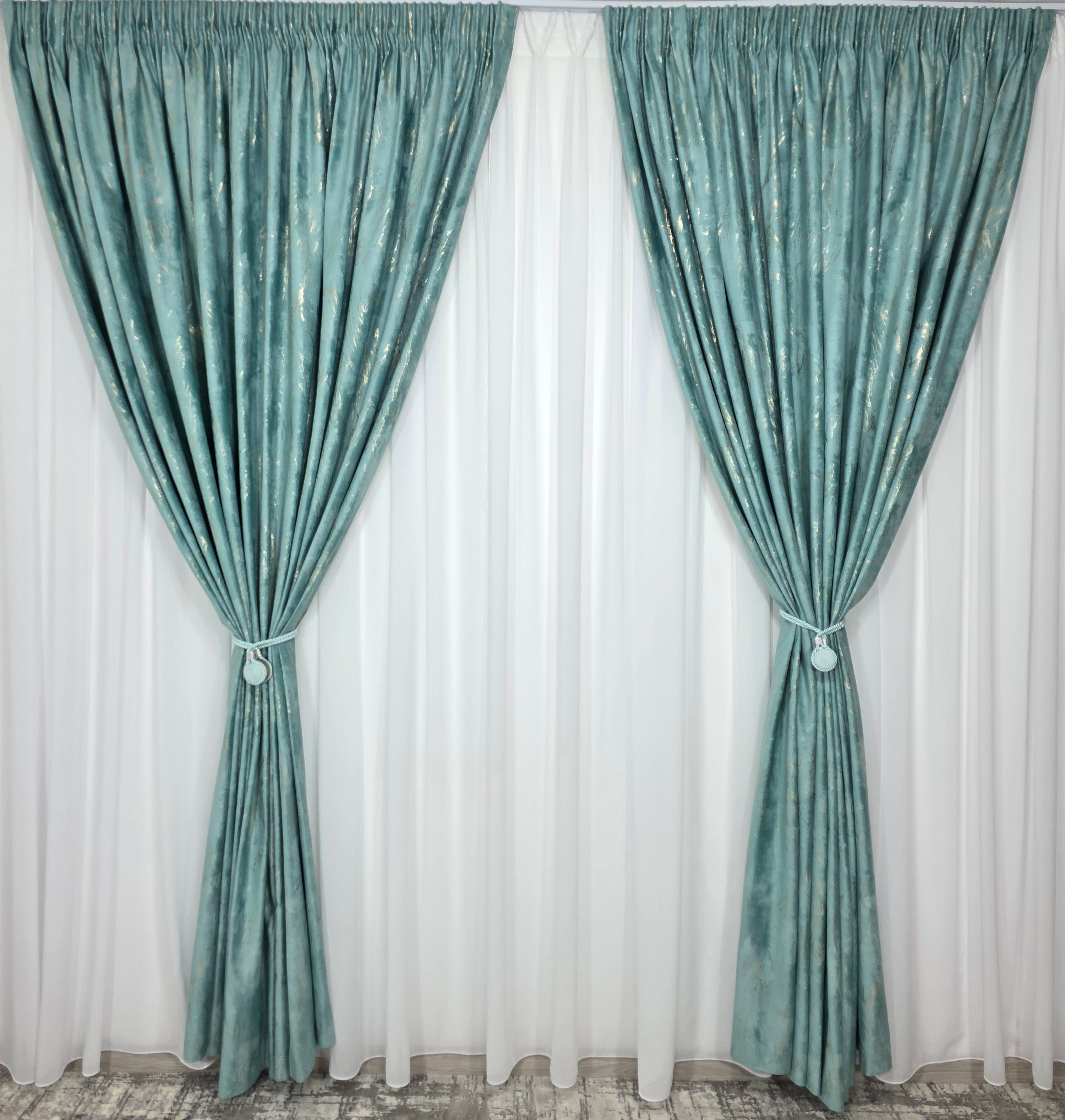 Set Tavi: Perdea Matase Alb Imaculat și Draperie Catifea Verde Menta Cu Insertii Aurii