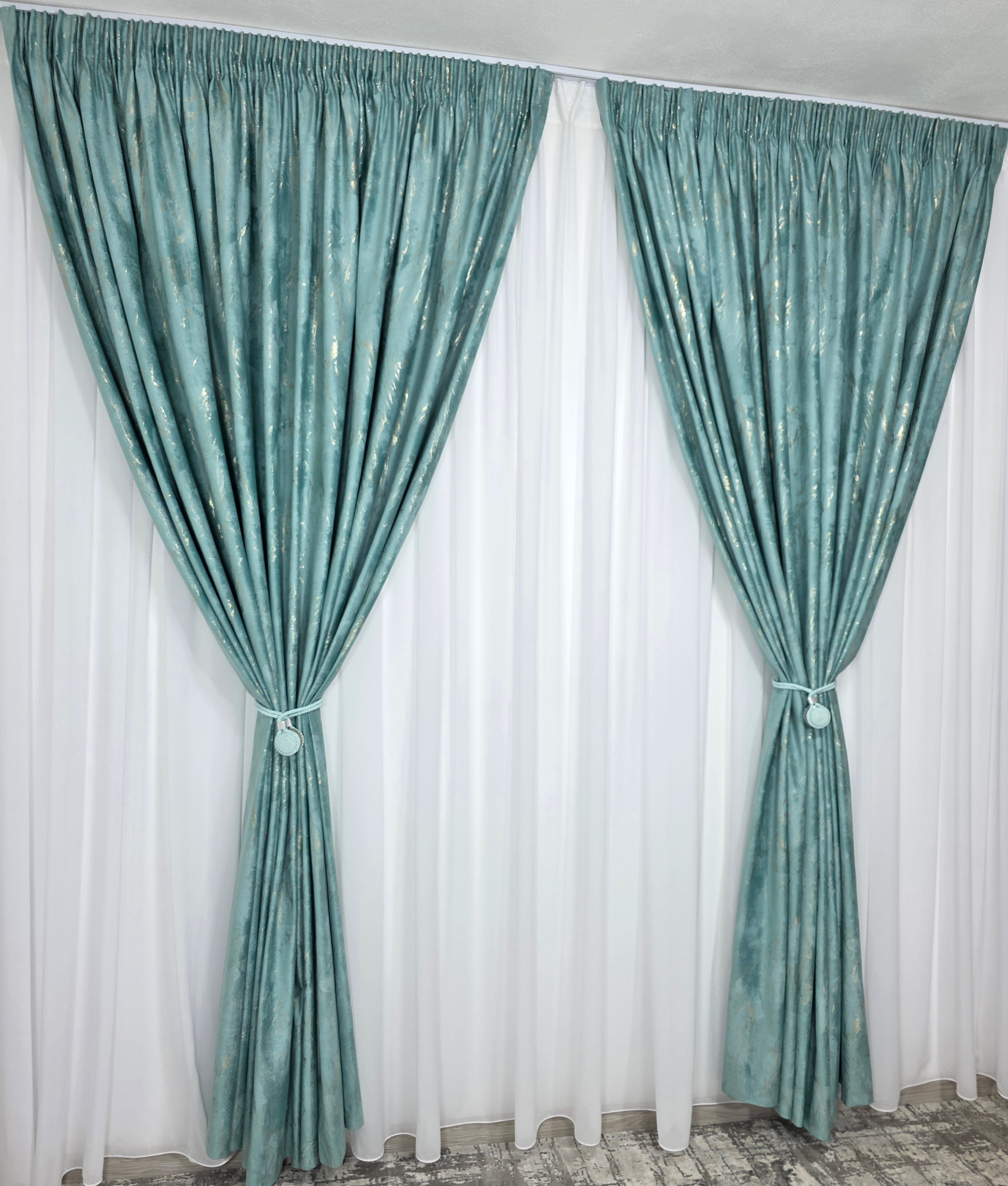 Set Tavi: Perdea Matase Alb Imaculat și Draperie Catifea Verde Menta Cu Insertii Aurii