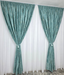 Set Tavi: Perdea Matase Alb Imaculat și Draperie Catifea Verde Menta Cu Insertii Aurii