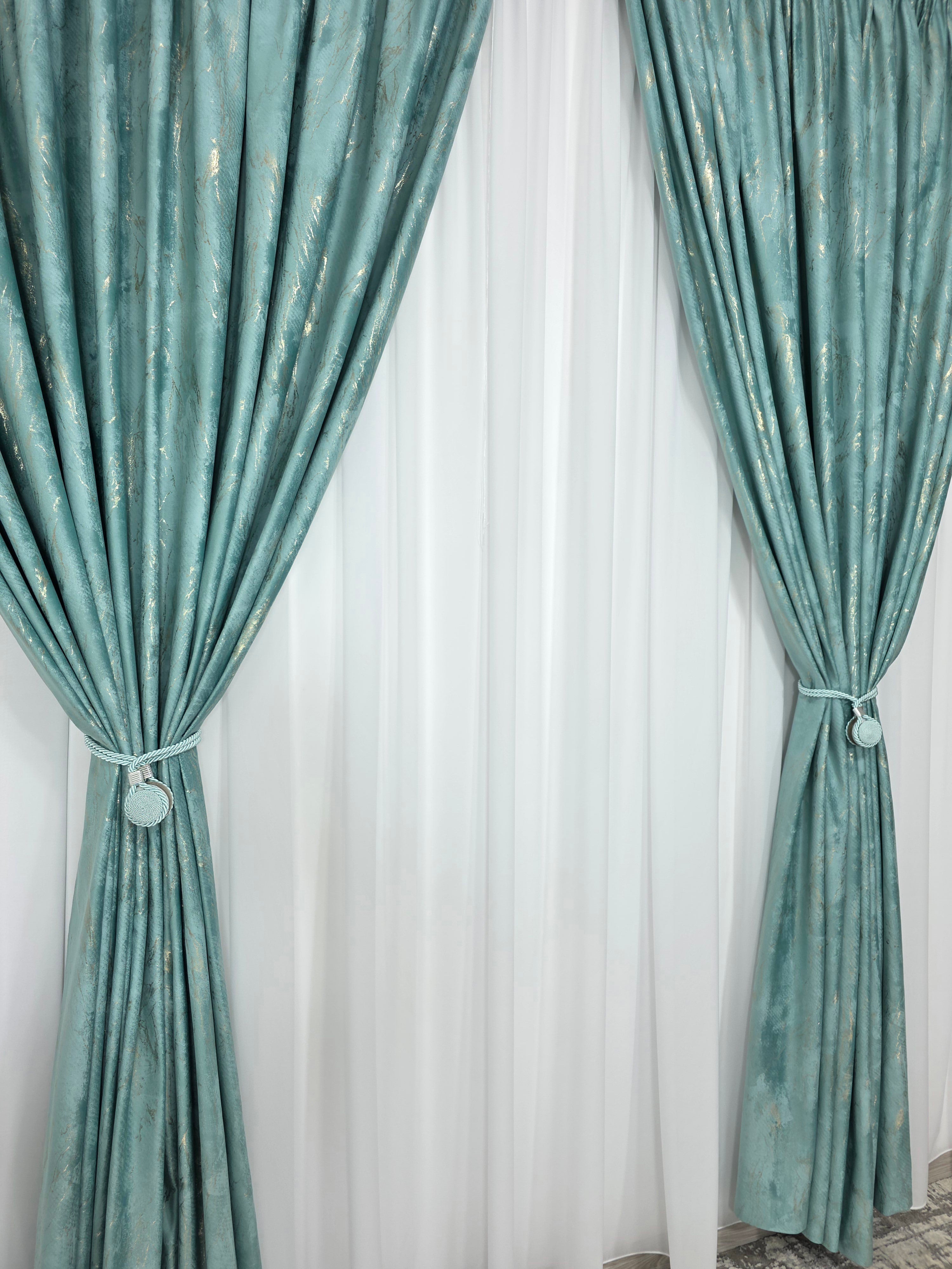 Set Tavi: Perdea Matase Alb Imaculat și Draperie Catifea Verde Menta Cu Insertii Aurii