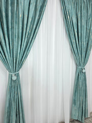 Set Tavi: Perdea Matase Alb Imaculat și Draperie Catifea Verde Menta Cu Insertii Aurii