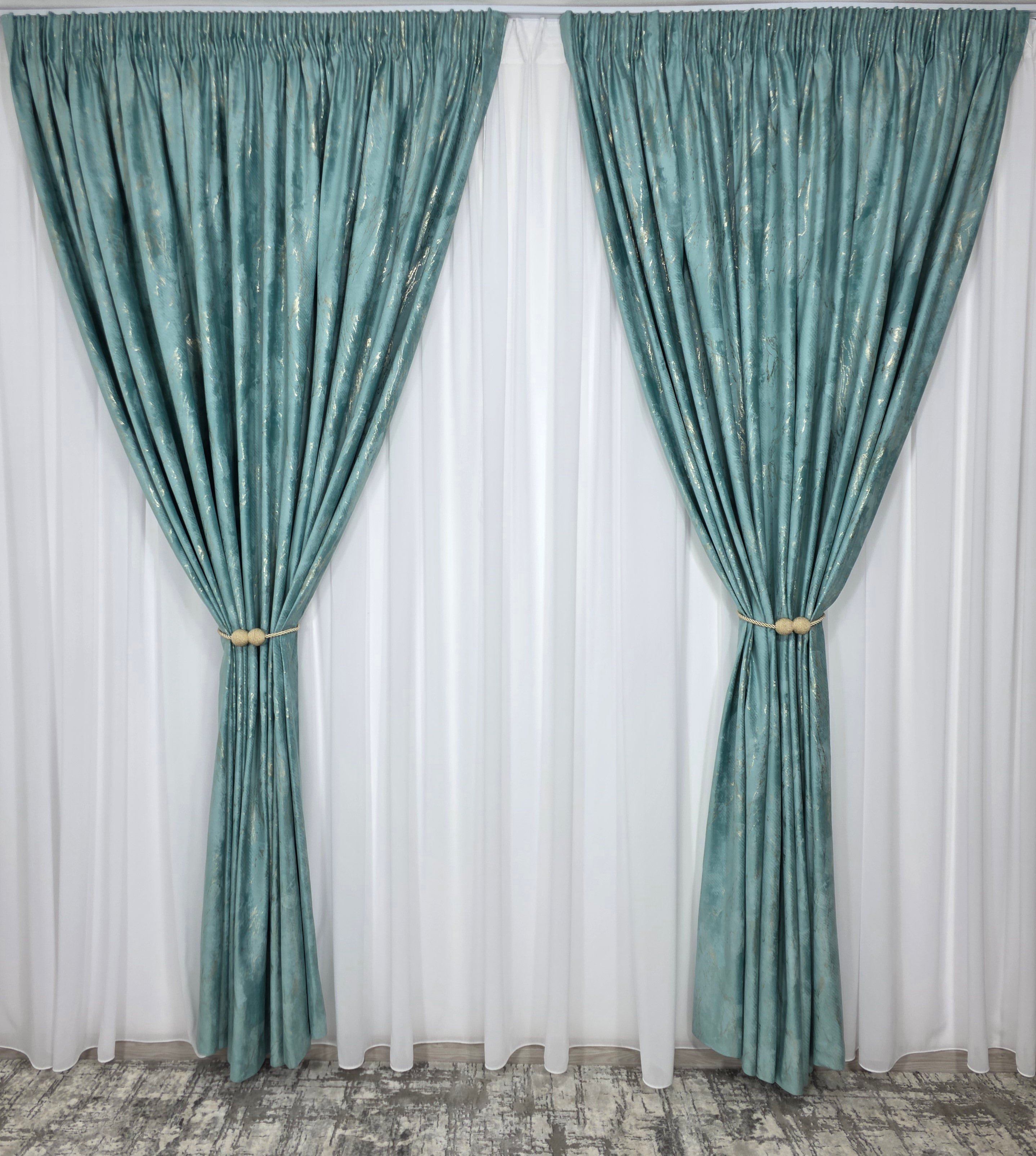 Set Tavi: Perdea Matase Alb Imaculat și Draperie Catifea Verde Menta Cu Insertii Aurii