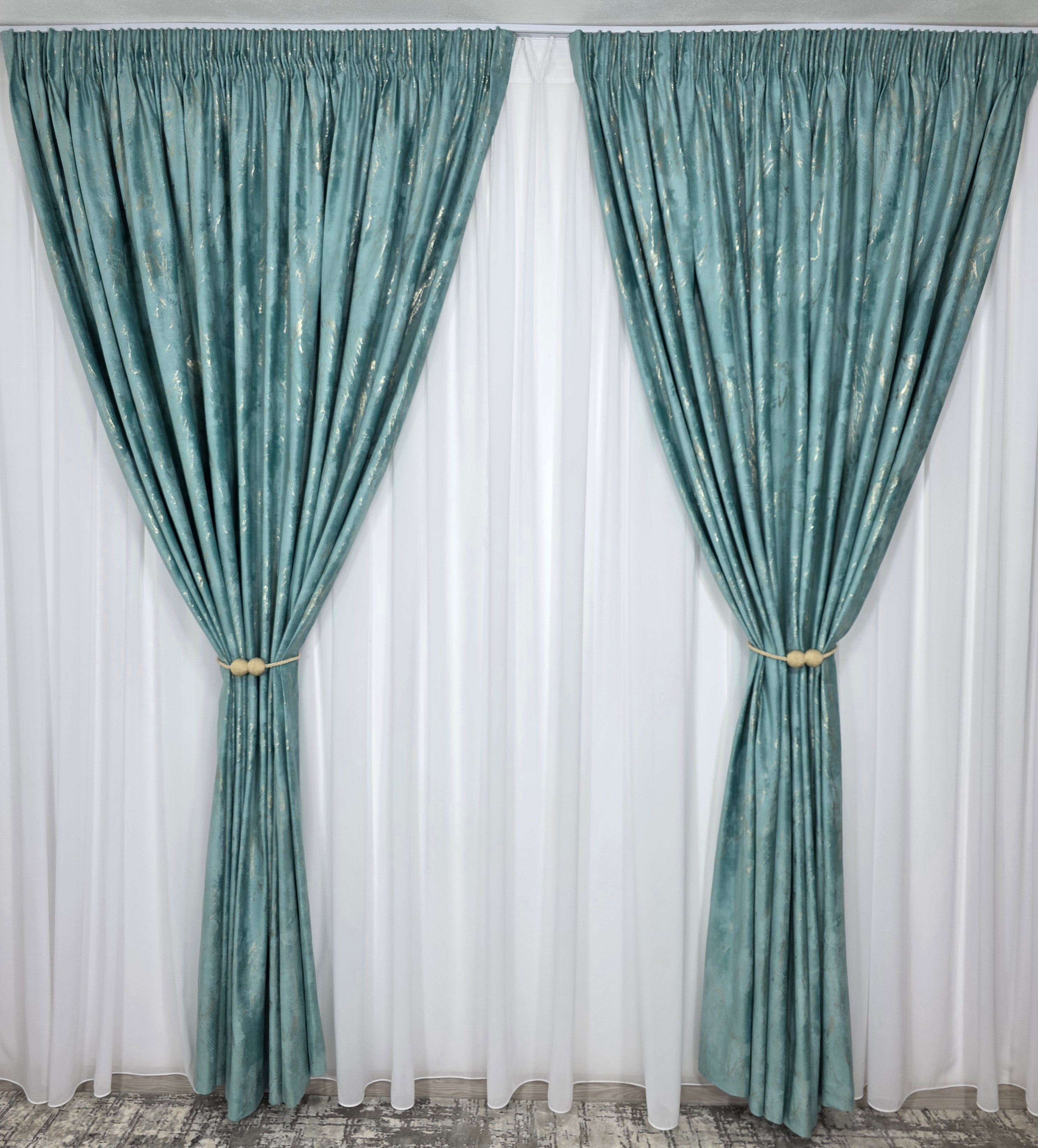 Set Tavi: Perdea Matase Alb Imaculat și Draperie Catifea Verde Menta Cu Insertii Aurii