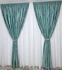 Set Tavi: Perdea Matase Alb Imaculat și Draperie Catifea Verde Menta Cu Insertii Aurii