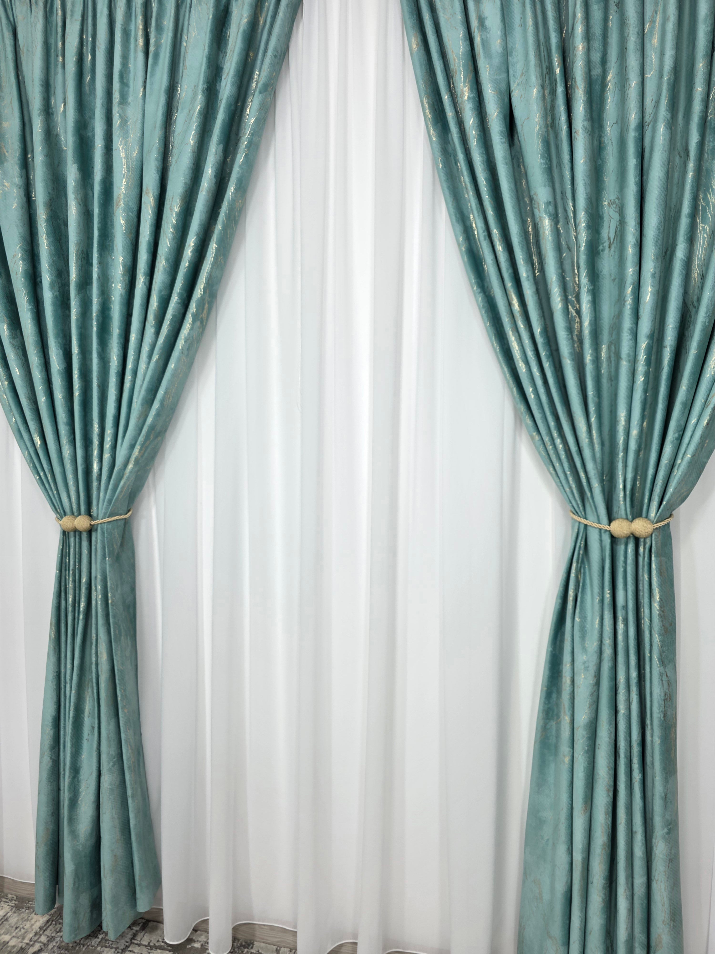 Set Tavi: Perdea Matase Alb Imaculat și Draperie Catifea Verde Menta Cu Insertii Aurii