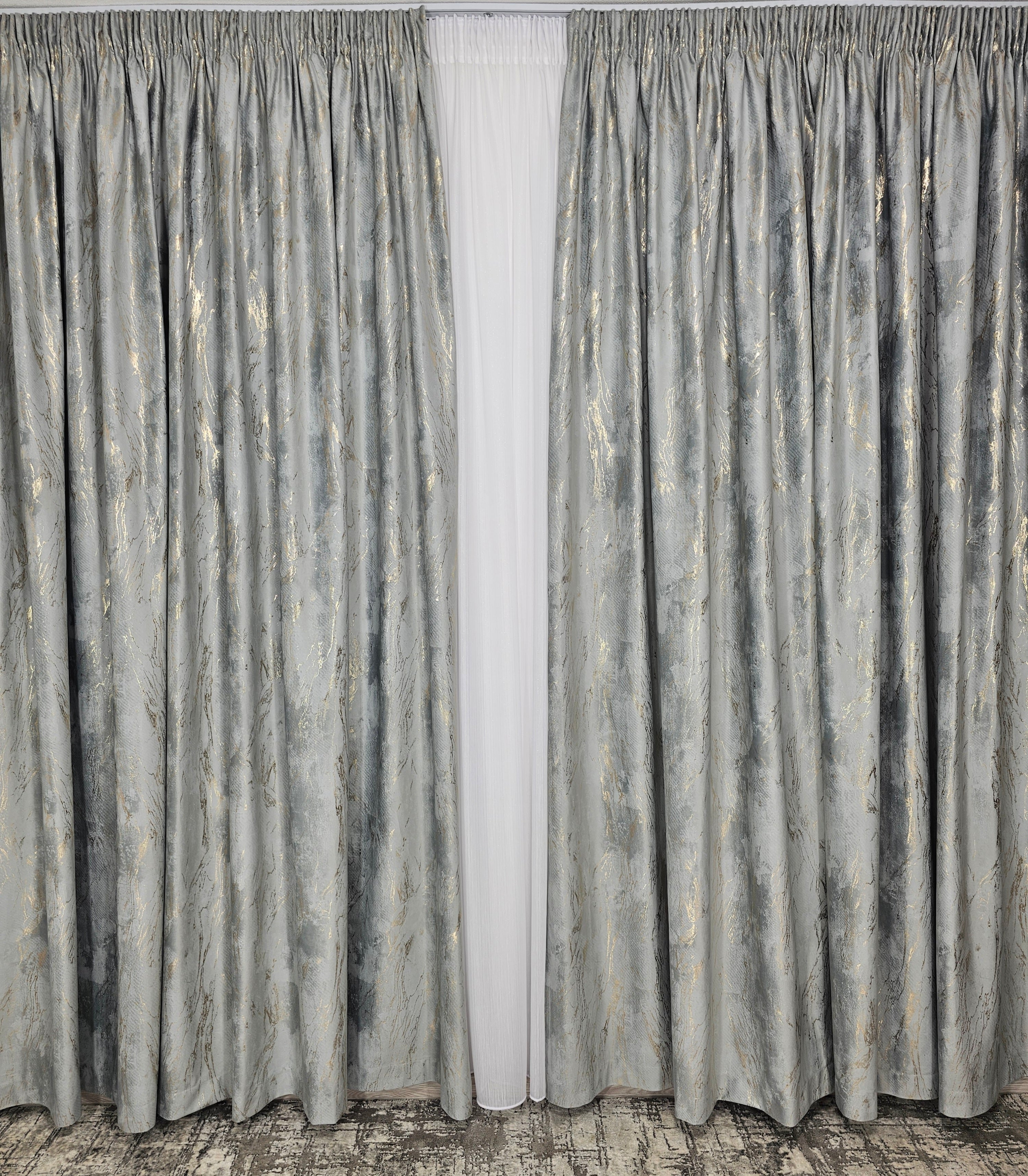 COLECTIA MILANO: perdea alba cu sidef si draperie catifea gri cu insertii aurii