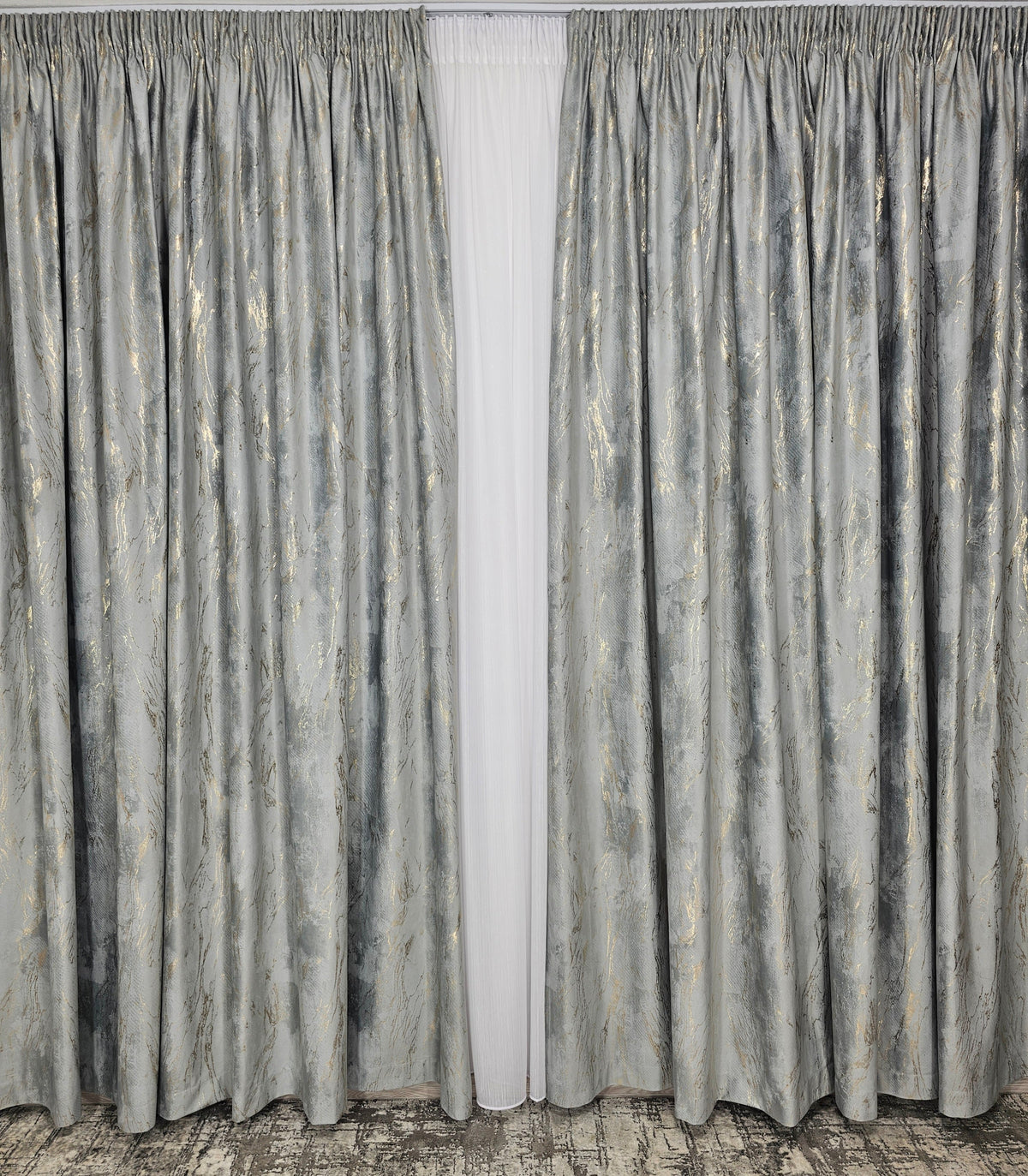 Colectia Venetia Gri : Set Ideal pentru Livinguri si Dormitoare in Nuante de Gri, Alb, Crem, Bej sau cu Accente Aurii - Perdea Alba cu Sidef si Draperie Catifea Gri cu Insertii Aurii - Confectionat pe Comanda