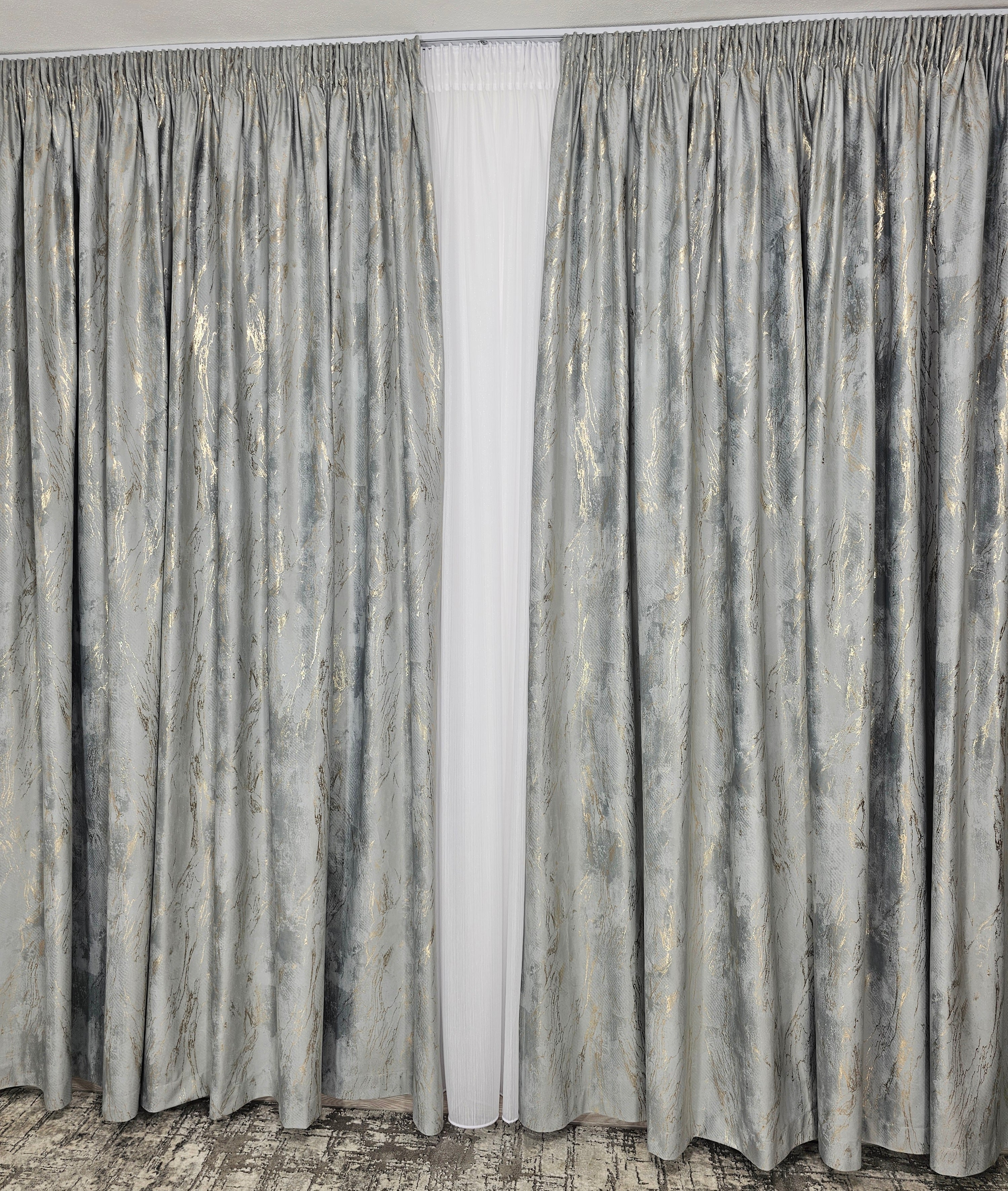 COLECTIA MILANO: perdea alba cu sidef si draperie catifea gri cu insertii aurii