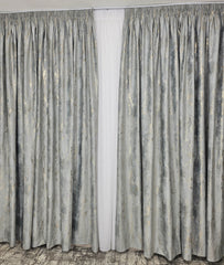 Colectia Venetia Gri : Set Ideal pentru Livinguri si Dormitoare in Nuante de Gri, Alb, Crem, Bej sau cu Accente Aurii - Perdea Alba cu Sidef si Draperie Catifea Gri cu Insertii Aurii - Confectionat pe Comanda