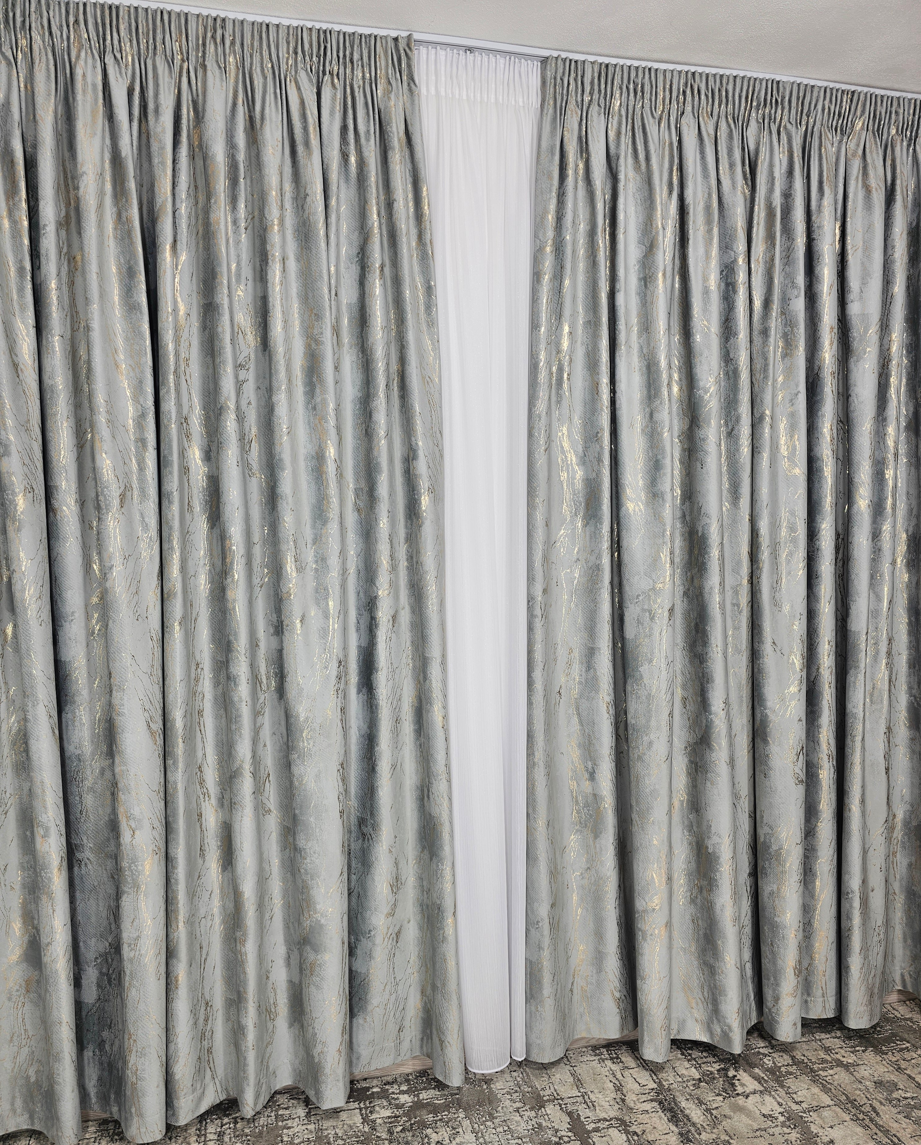 COLECTIA MILANO: perdea alba cu sidef si draperie catifea gri cu insertii aurii