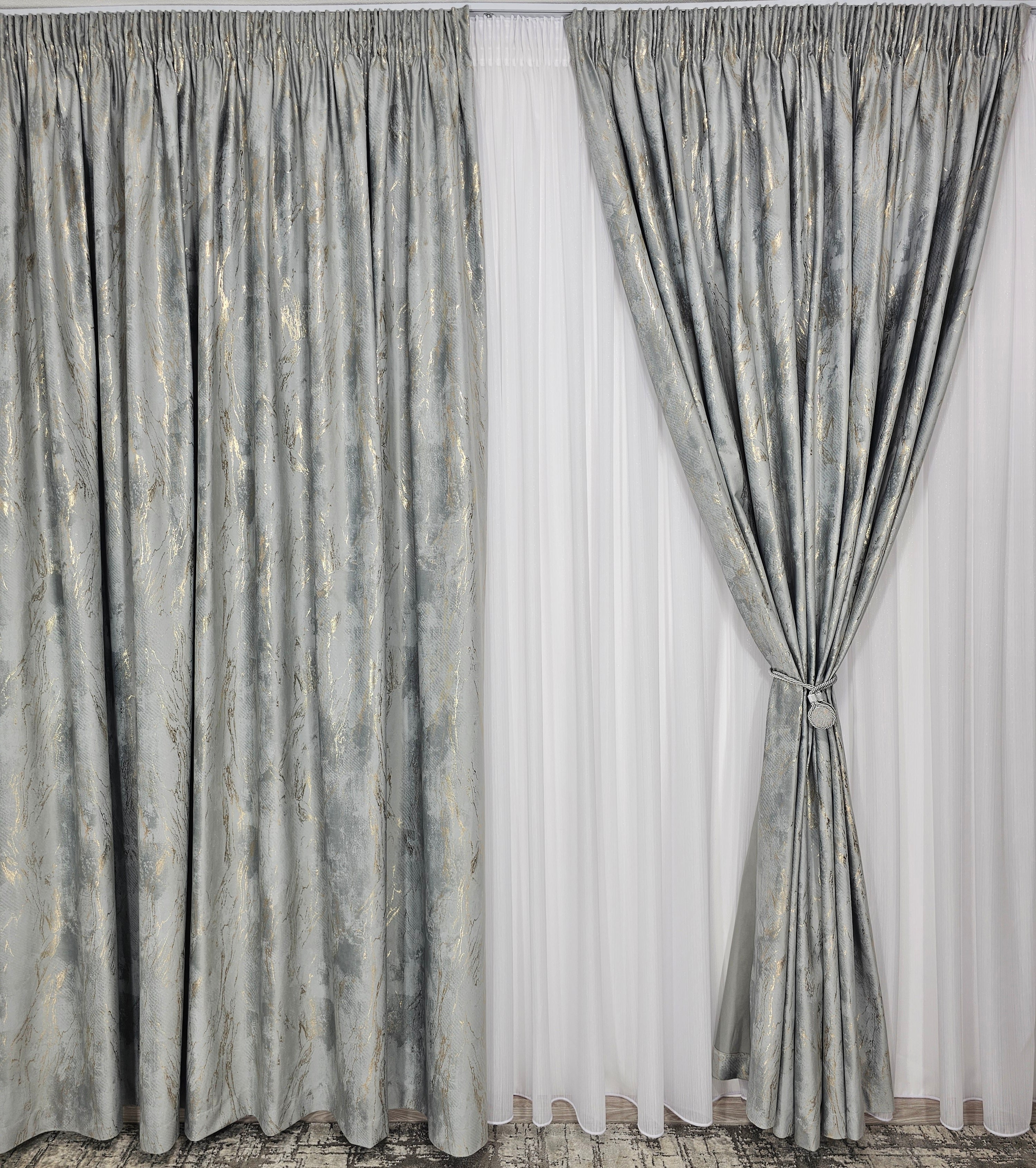 COLECTIA MILANO: perdea alba cu sidef si draperie catifea gri cu insertii aurii