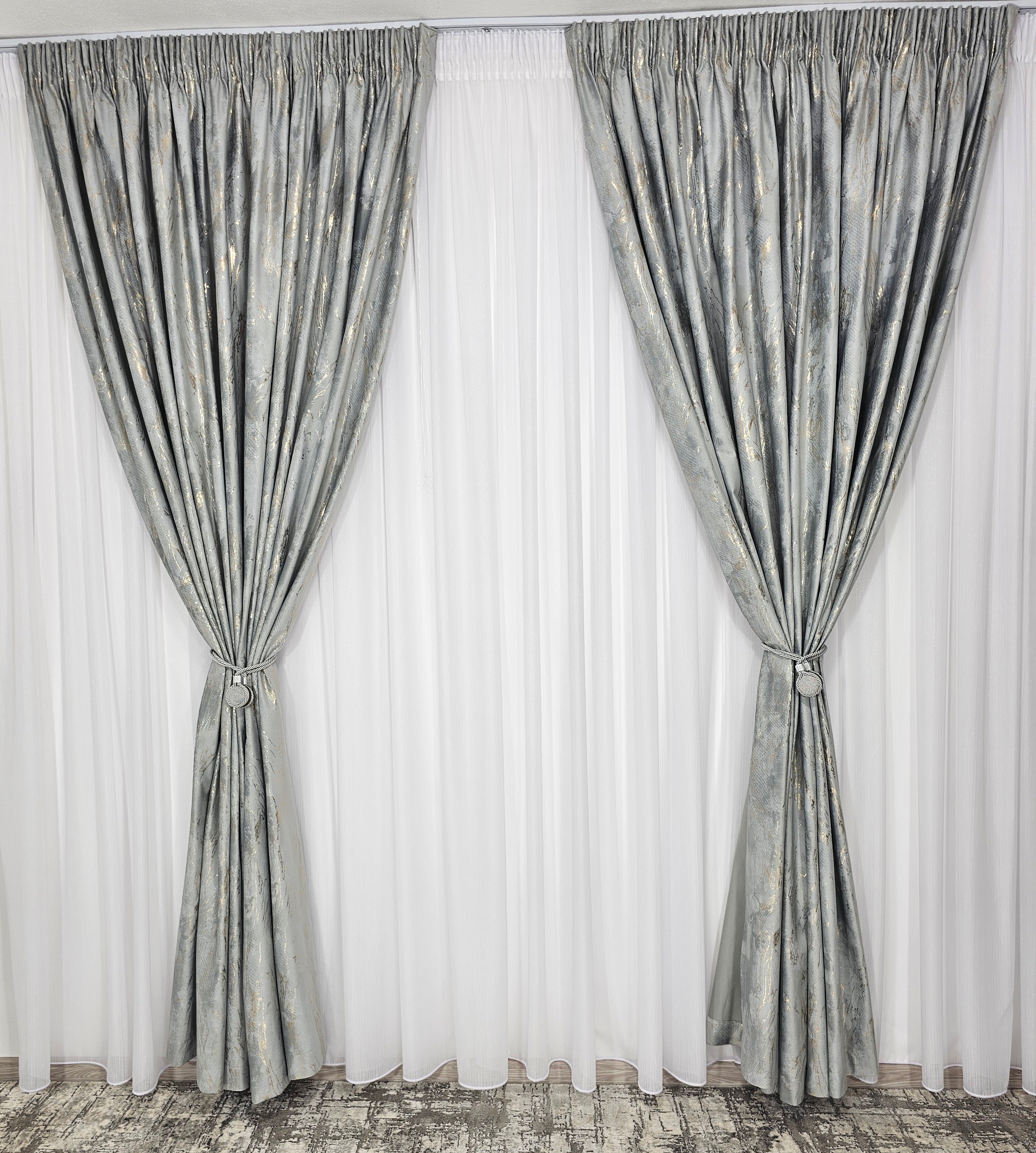 COLECTIA MILANO: perdea alba cu sidef si draperie catifea gri cu insertii aurii