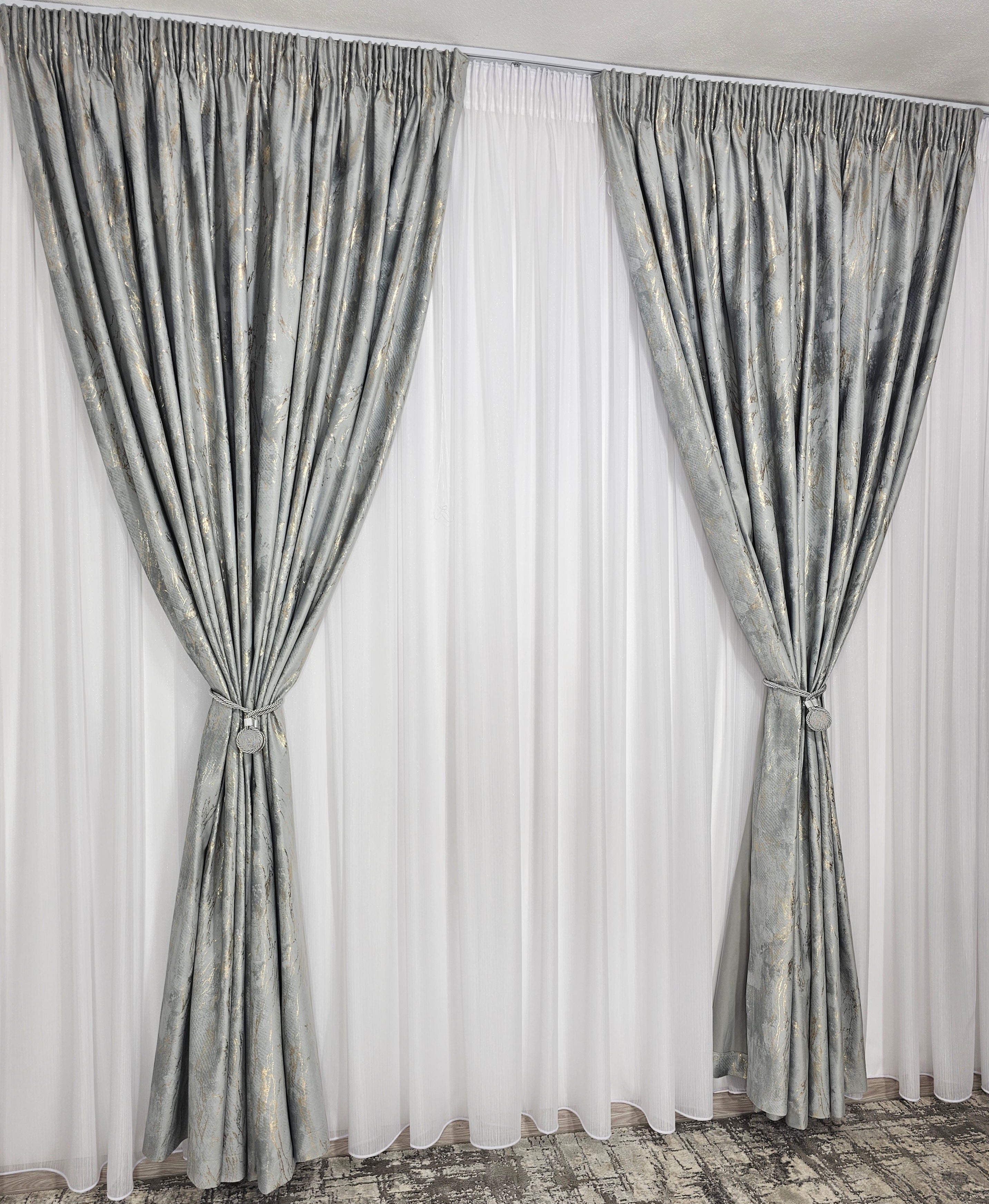 COLECTIA MILANO: perdea alba cu sidef si draperie catifea gri cu insertii aurii