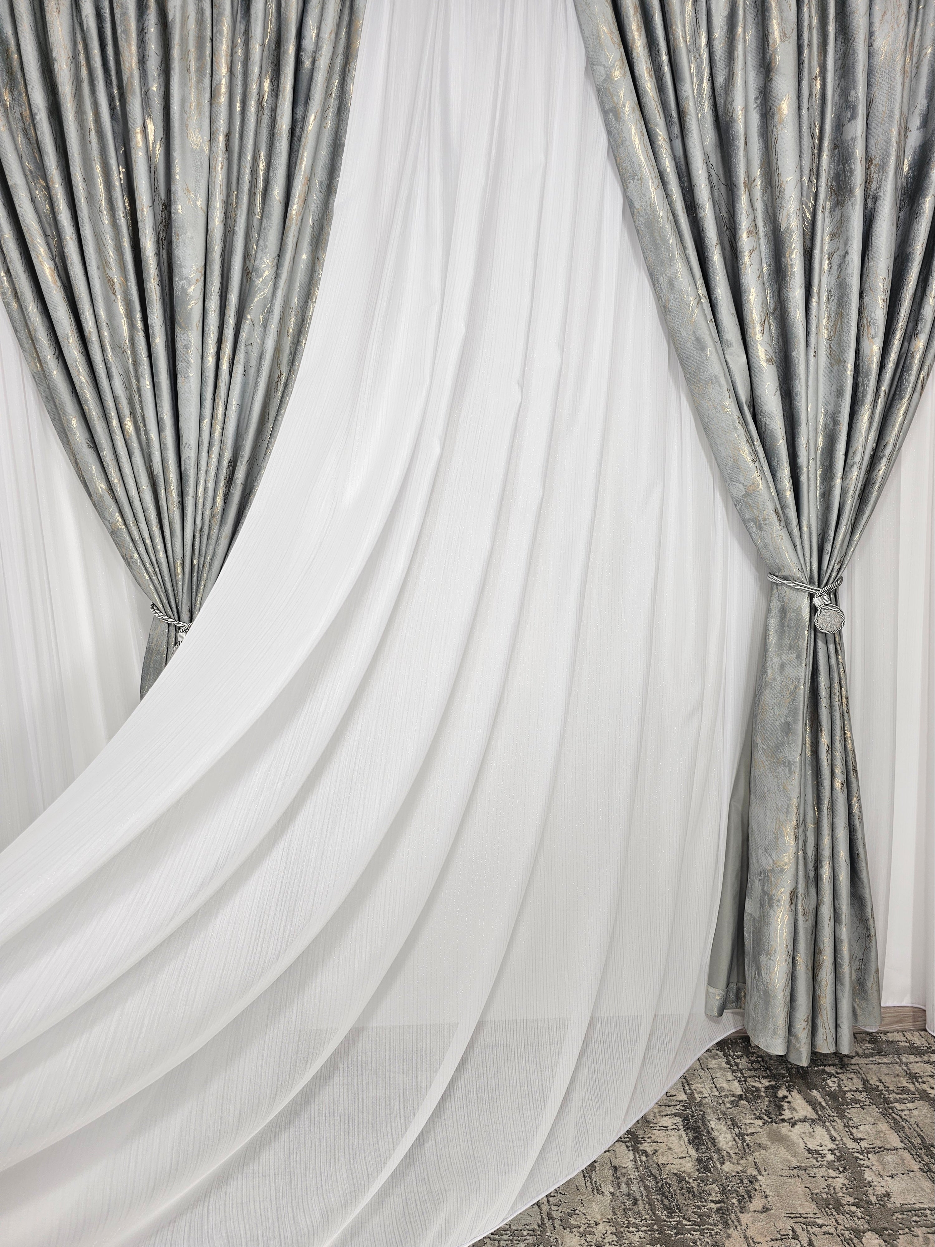 COLECTIA MILANO: perdea alba cu sidef si draperie catifea gri cu insertii aurii