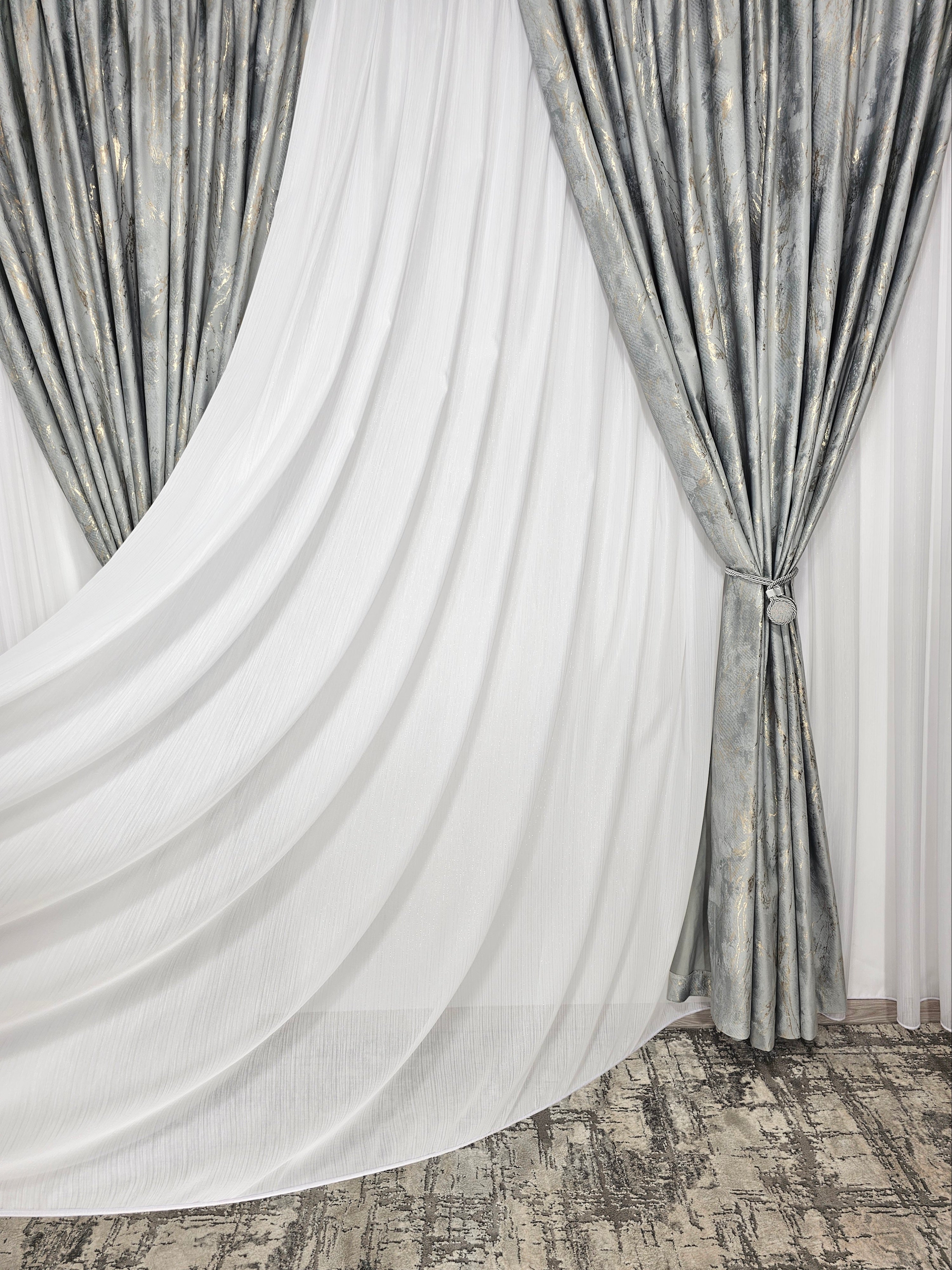 COLECTIA MILANO: perdea alba cu sidef si draperie catifea gri cu insertii aurii