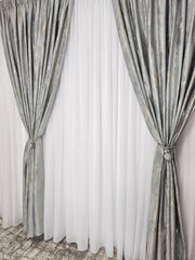 Colectia Venetia Gri : Set Ideal pentru Livinguri si Dormitoare in Nuante de Gri, Alb, Crem, Bej sau cu Accente Aurii - Perdea Alba cu Sidef si Draperie Catifea Gri cu Insertii Aurii - Confectionat pe Comanda