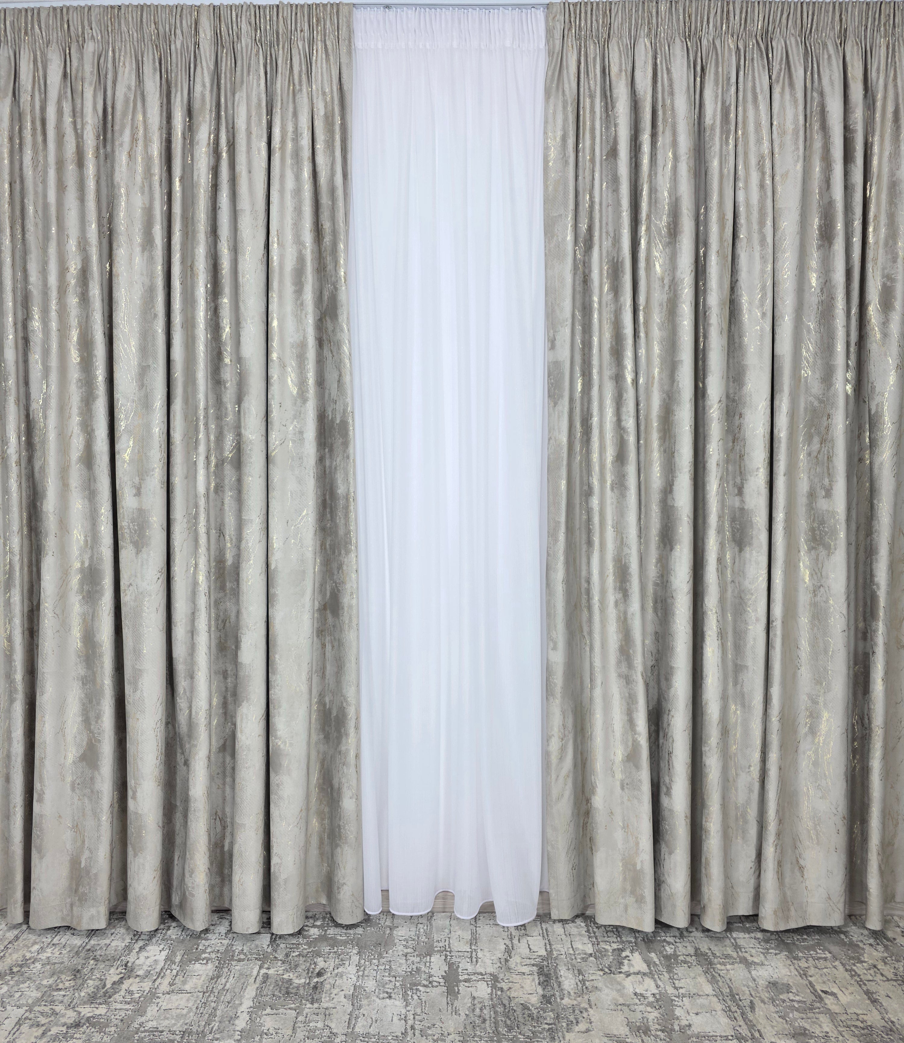 COLECTIA MILANO: perdea alba cu sidef si draperie catifea grej deschis cu insertii aurii