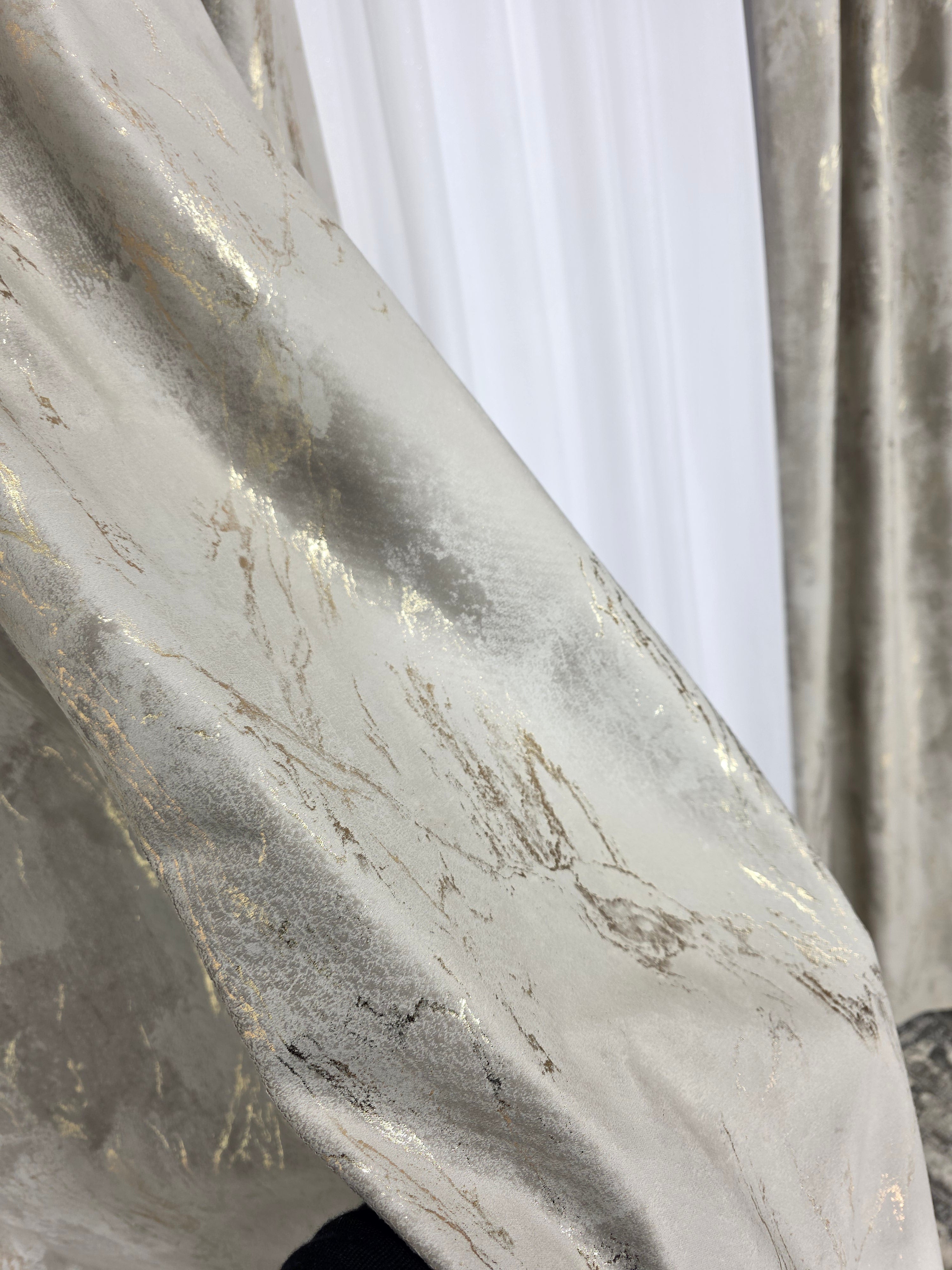 COLECTIA MILANO: perdea alba cu sidef si draperie catifea grej deschis cu insertii aurii