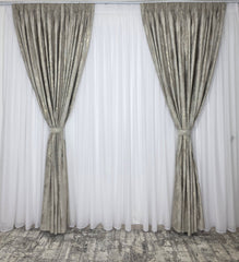 COLECTIA MILANO: perdea alba cu sidef si draperie catifea grej deschis cu insertii aurii