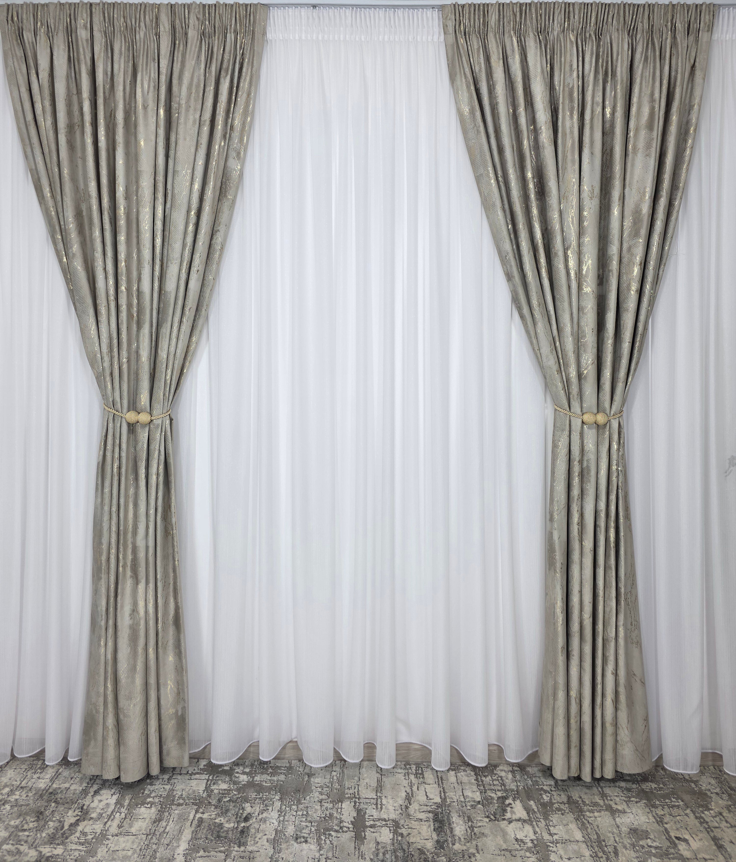 COLECTIA MILANO: perdea alba cu sidef si draperie catifea grej deschis cu insertii aurii