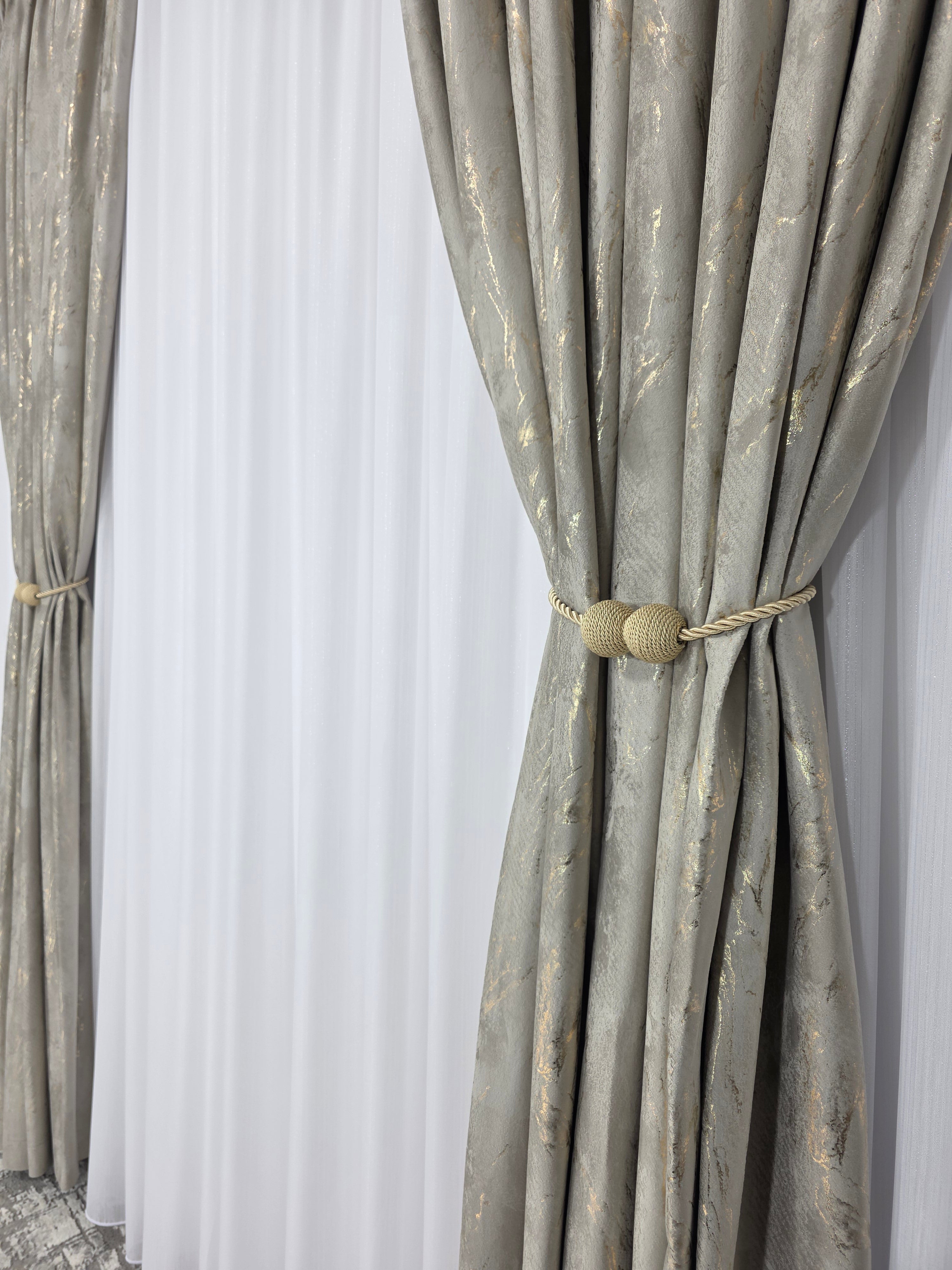 COLECTIA MILANO: perdea alba cu sidef si draperie catifea grej deschis cu insertii aurii