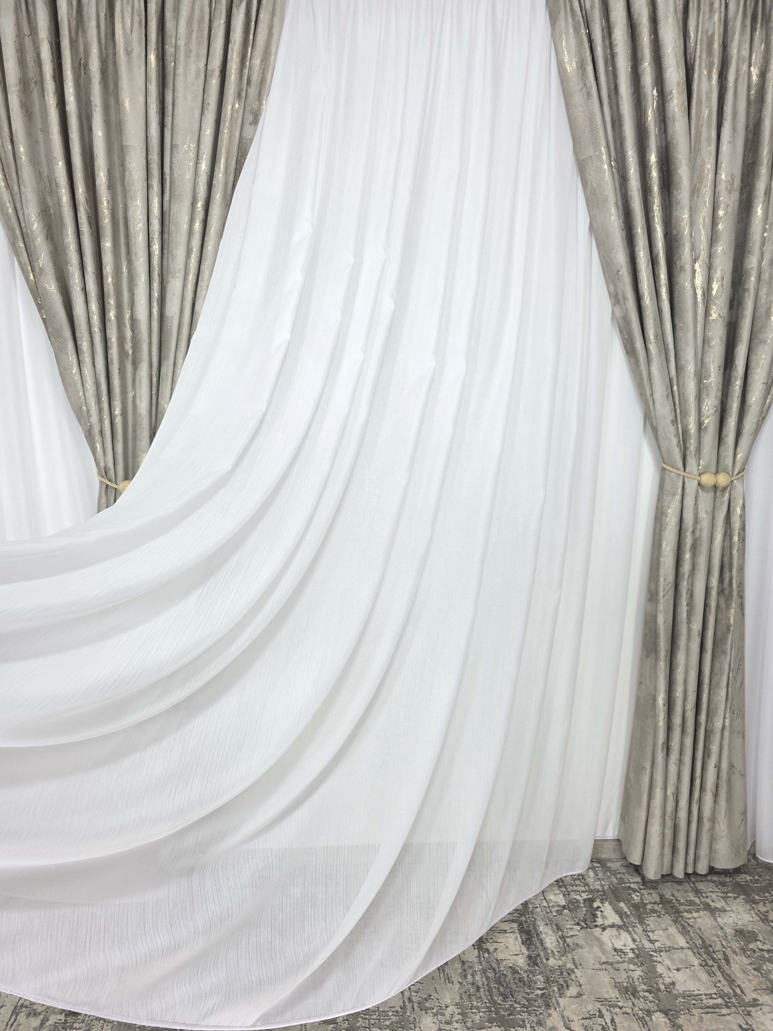 COLECTIA MILANO: perdea alba cu sidef si draperie catifea grej deschis cu insertii aurii