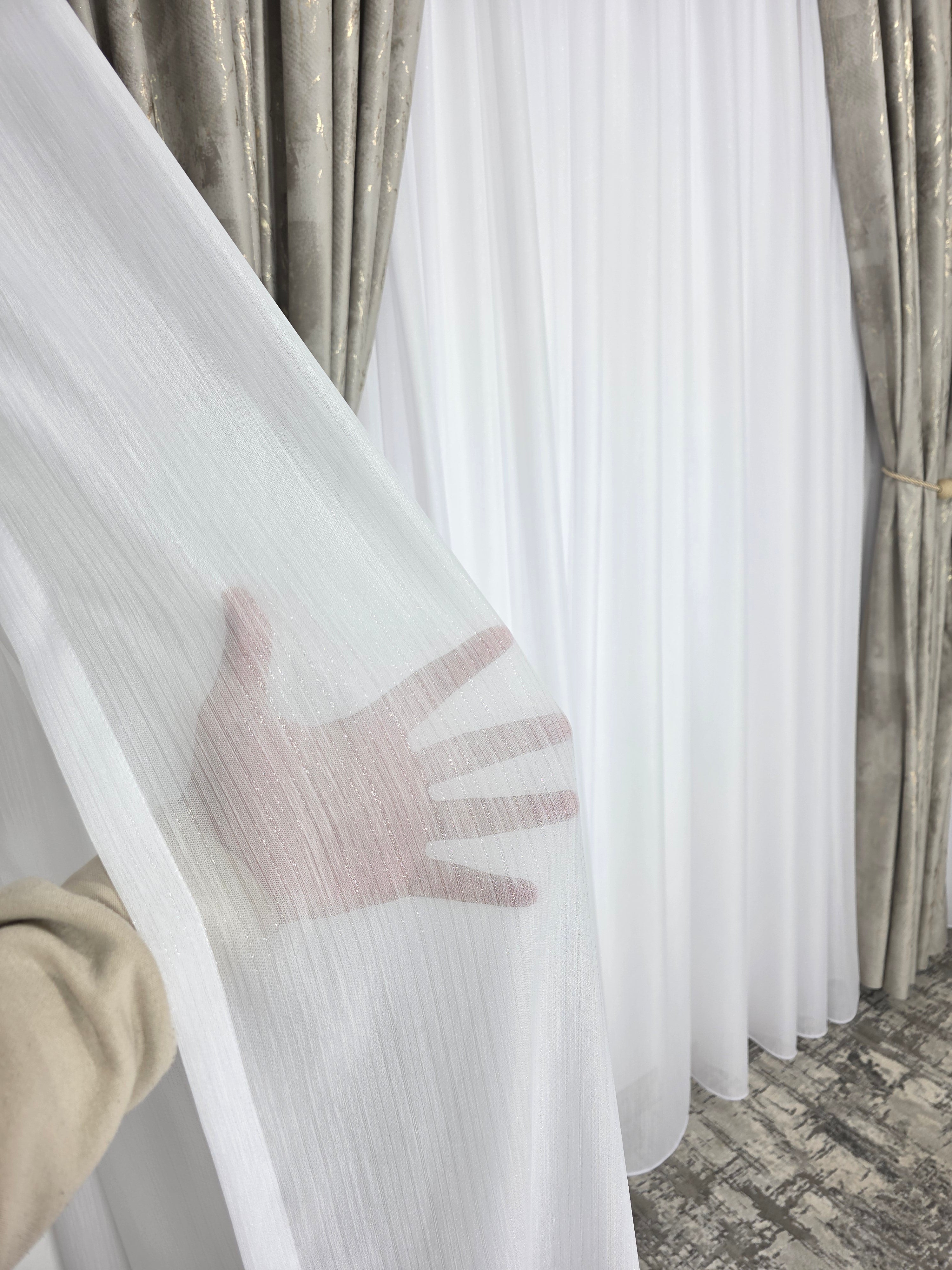 COLECTIA MILANO: perdea alba cu sidef si draperie catifea grej deschis cu insertii aurii