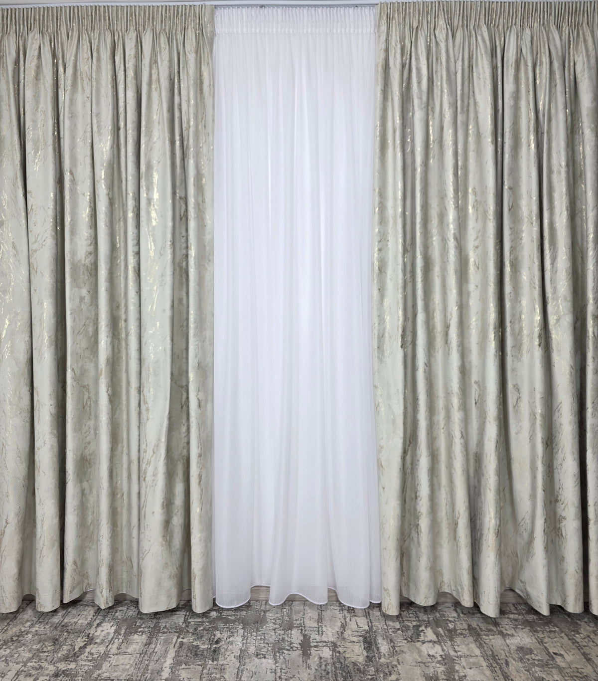 Colectia Venetia – Perdea Alba cu Sidef si Draperie Catifea Bej cu Insertii Aurii – Ideal pentru Livinguri cu Canapele Crem, Bej sau Cappuccino si Mobilier din Lemn Natur sau Alb – Confectionat pe Comanda