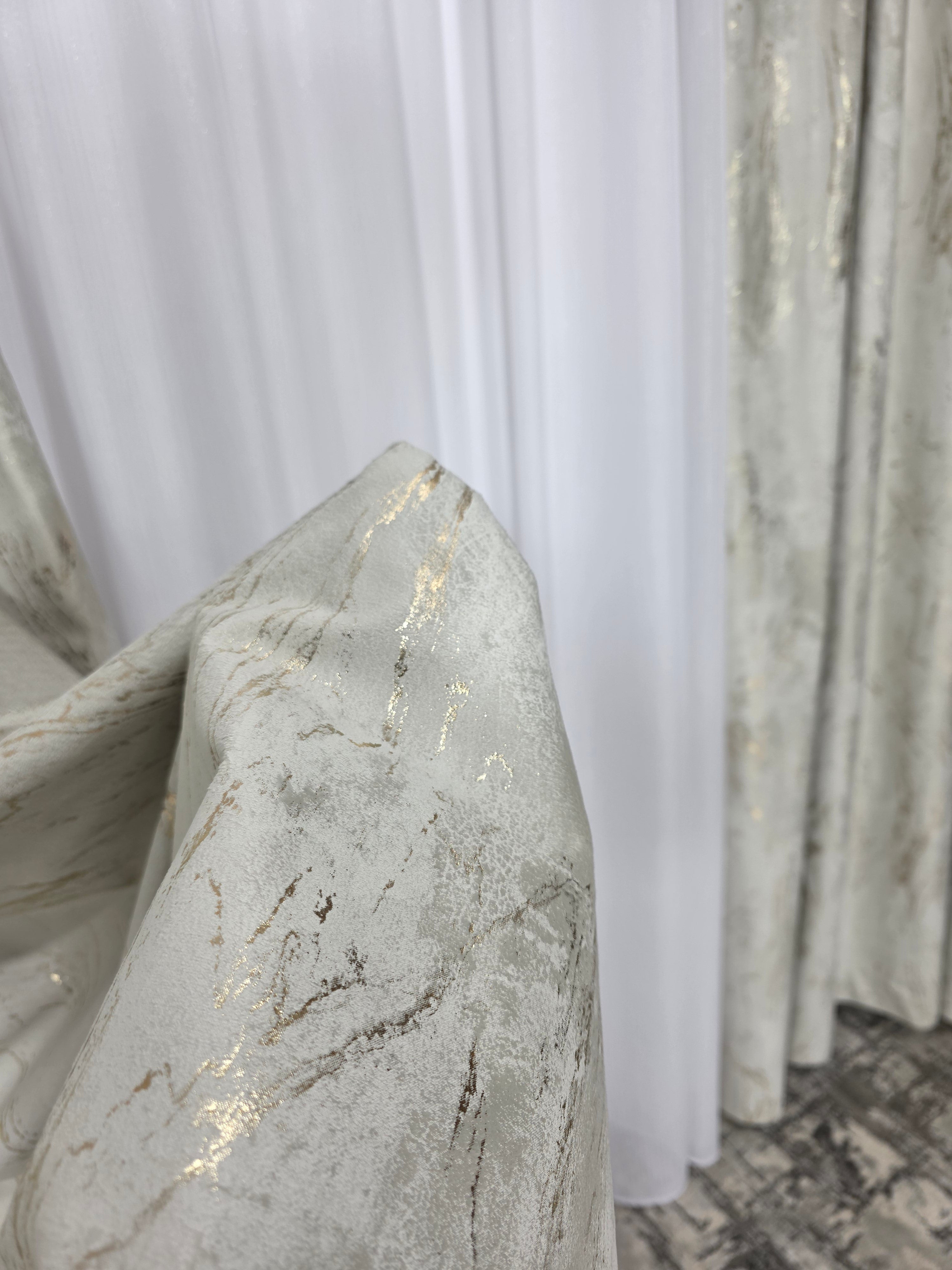COLECTIA MILANO: perdea alba cu sidef si draperie catifea bej cu insertii aurii