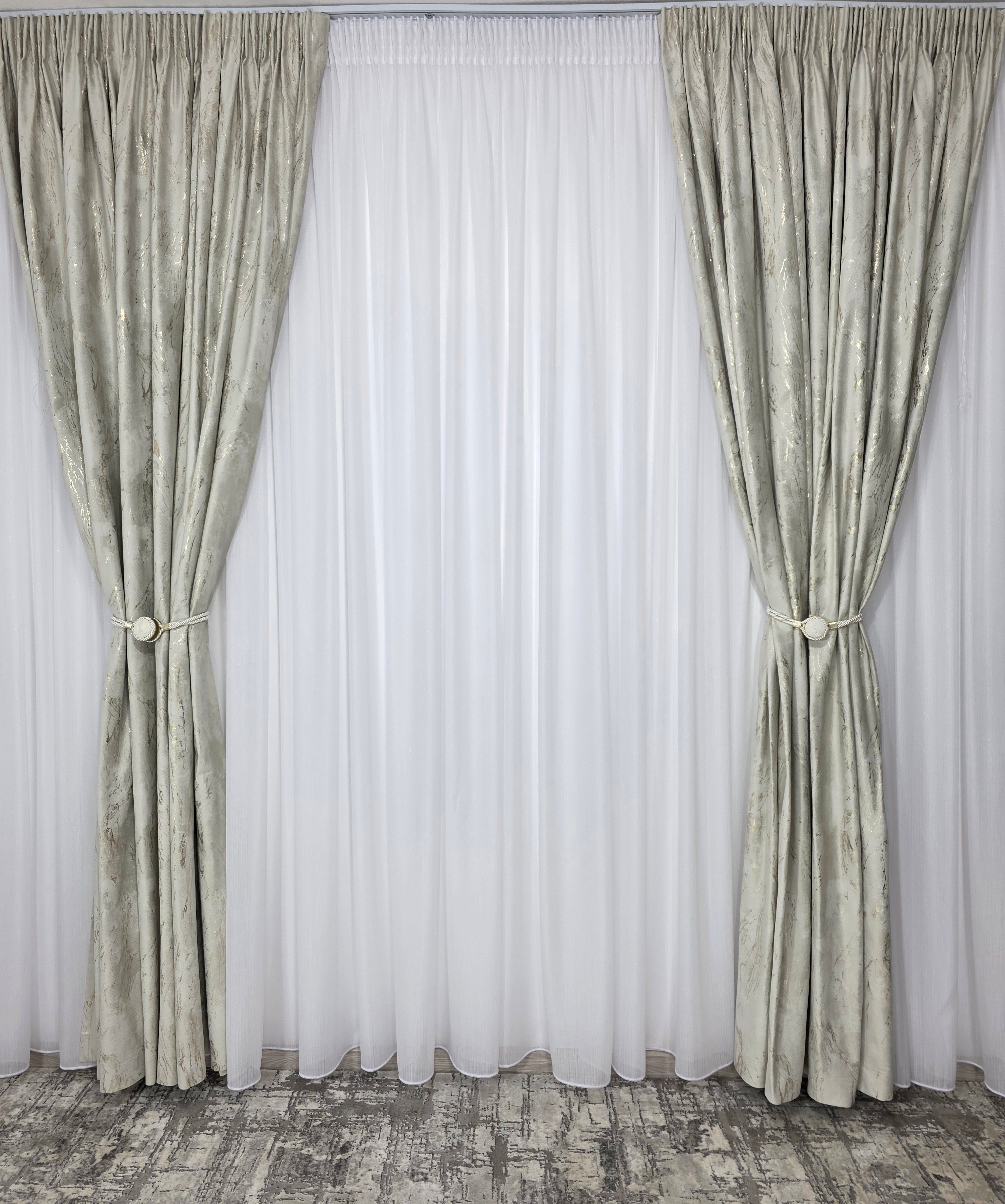 COLECTIA MILANO: perdea alba cu sidef si draperie catifea bej cu insertii aurii