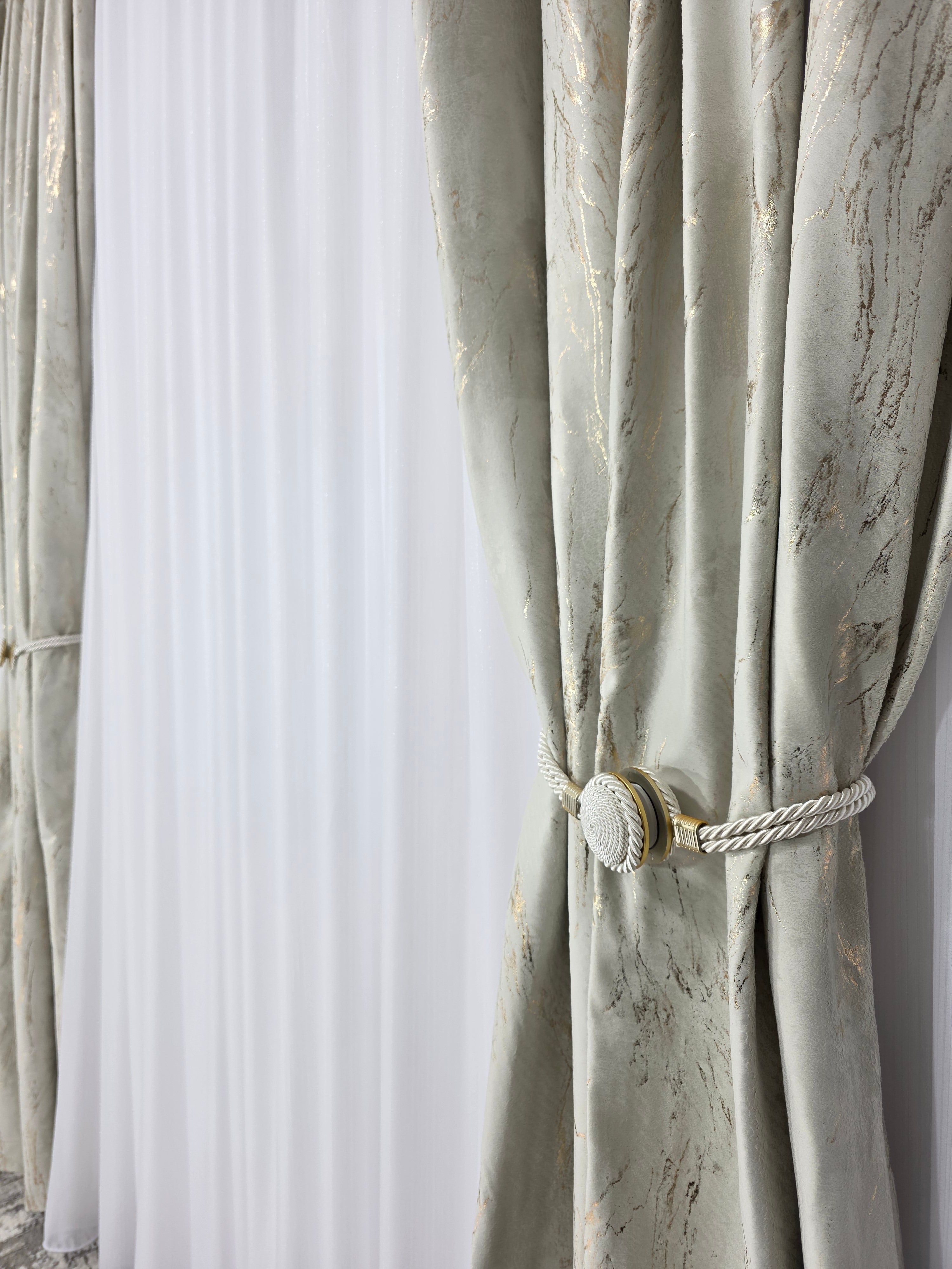 COLECTIA MILANO: perdea alba cu sidef si draperie catifea bej cu insertii aurii